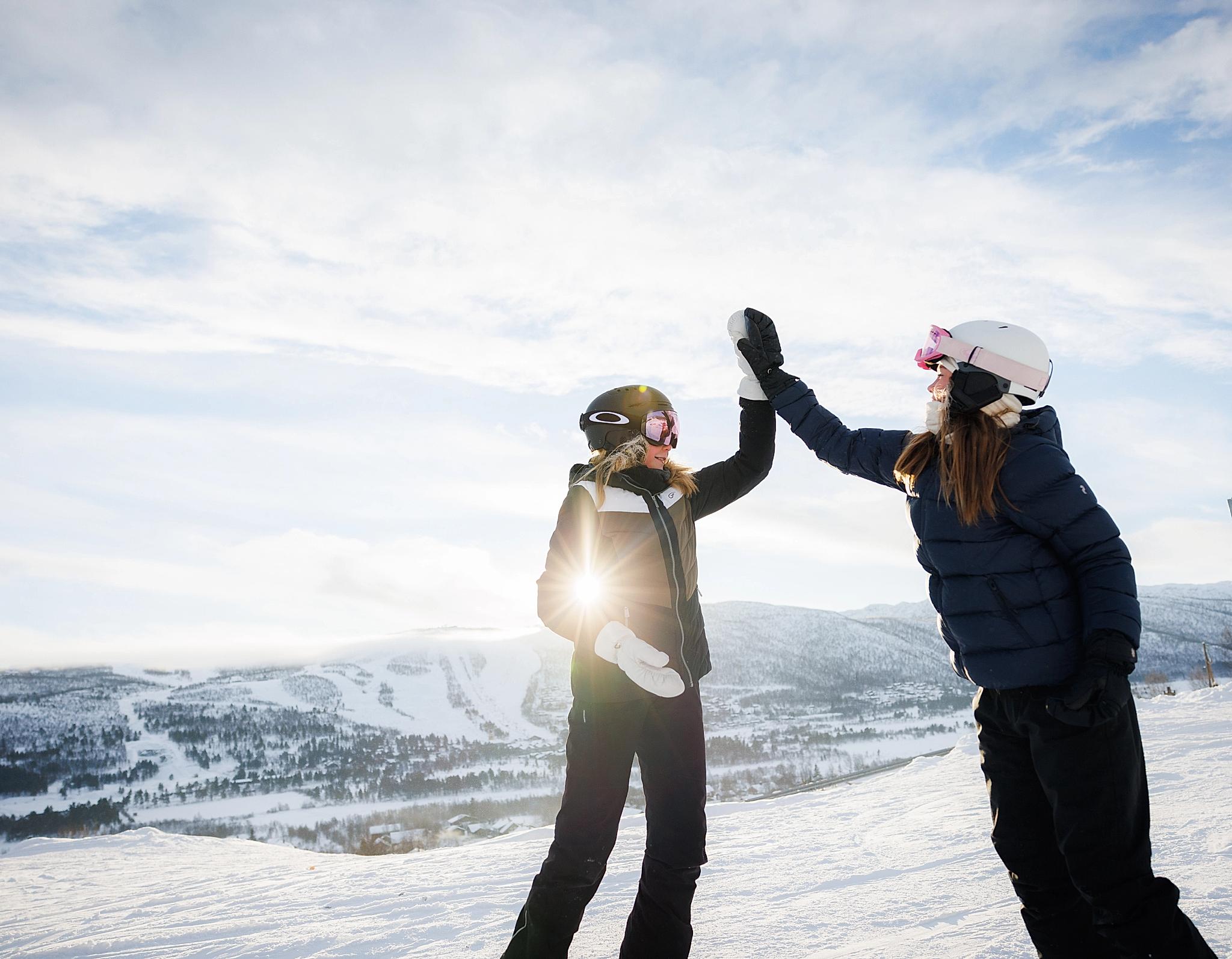 To venner kjører snowboard på Geilo