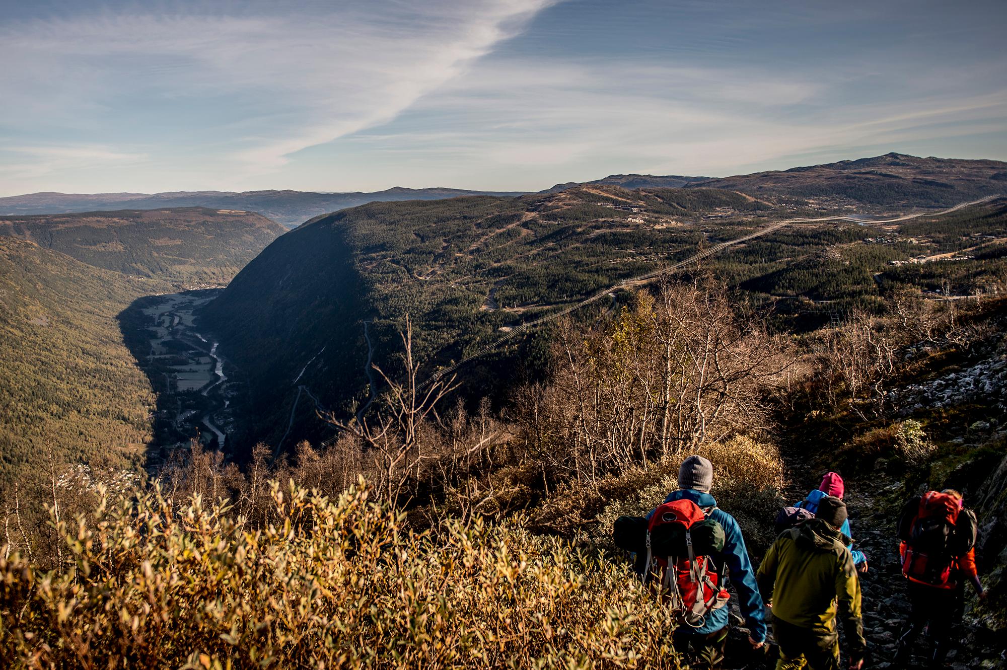 En gruppe på fire på vei opp til toppen av Gaustatoppen i Telemark