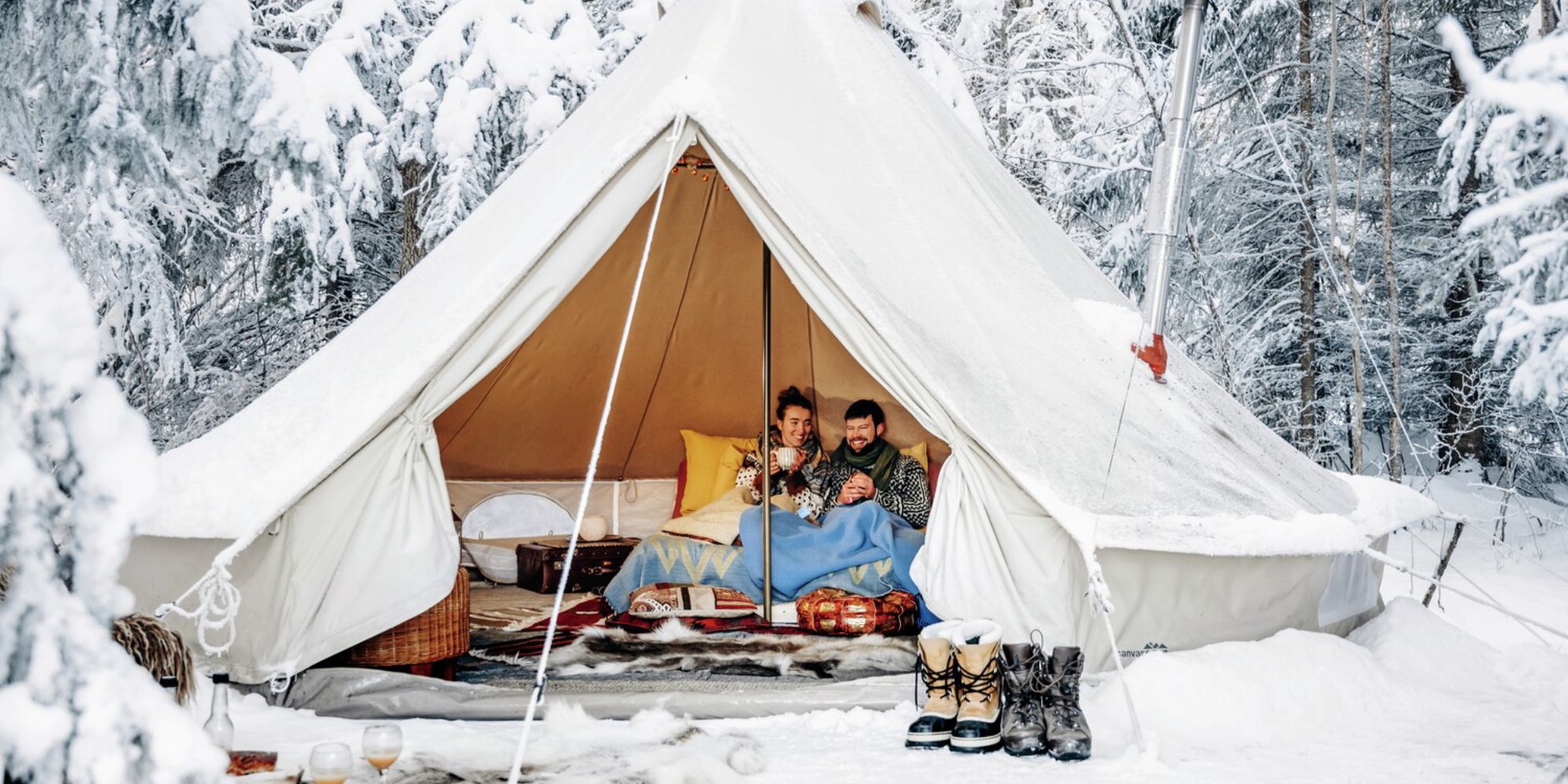 Couple glamping in the wood in Trøndelag