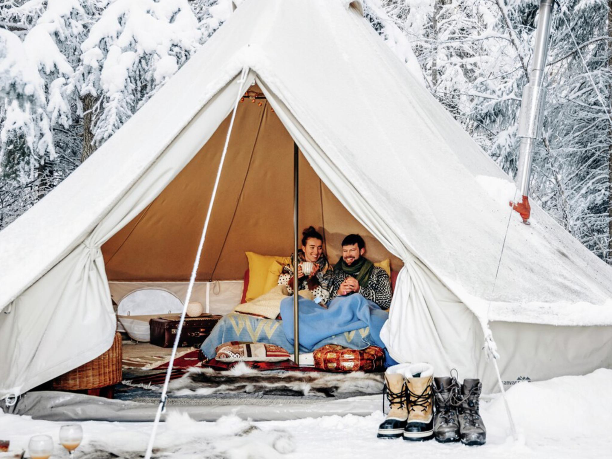Couple glamping in the wood in Trøndelag