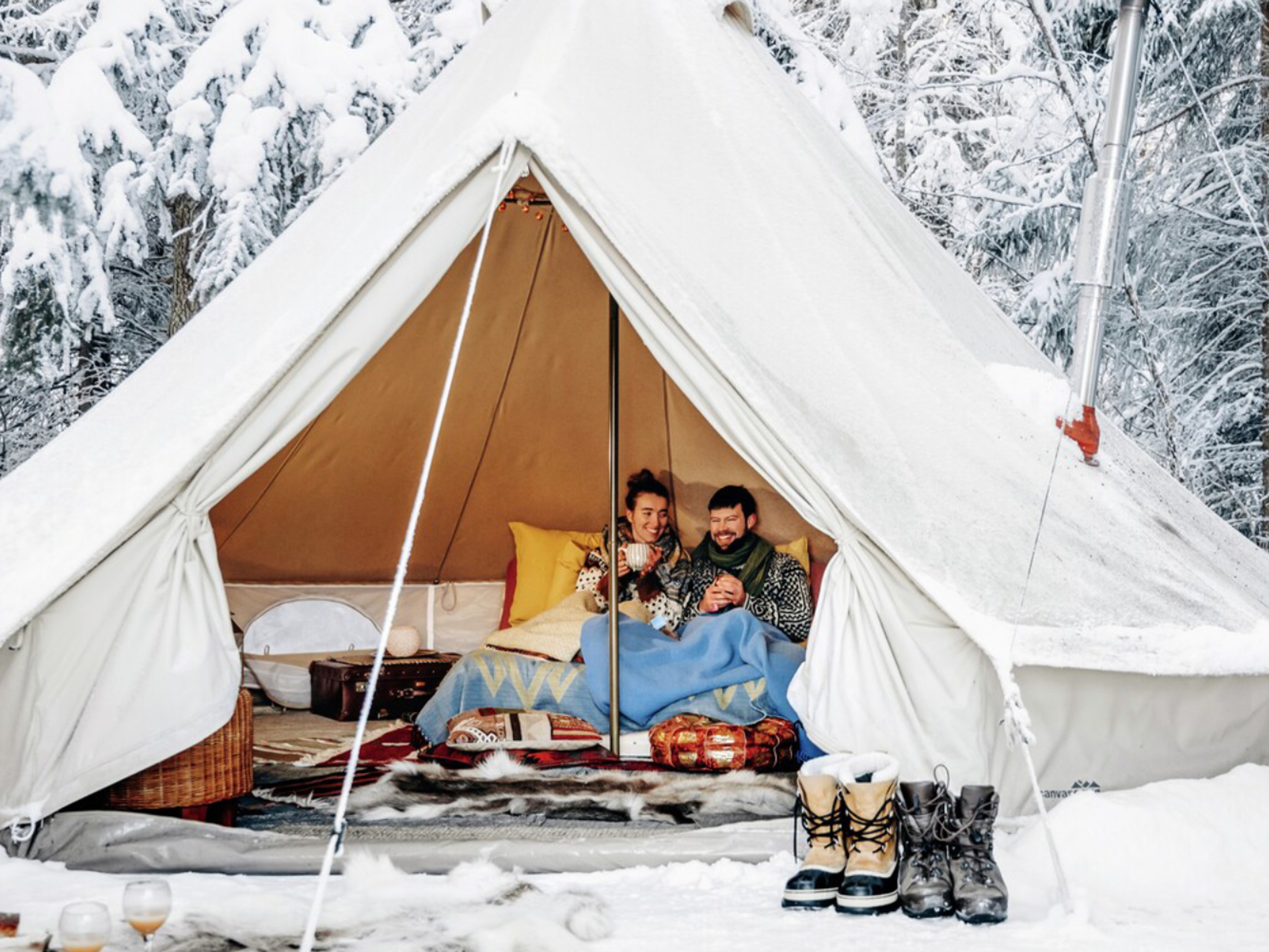 Couple glamping in the wood in Trøndelag
