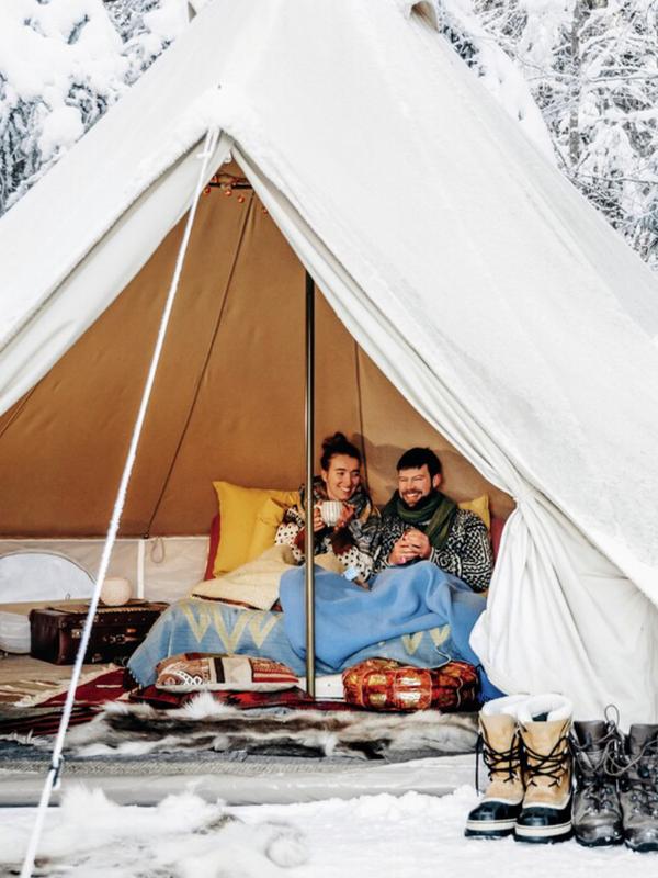 Couple glamping in the wood in Trøndelag