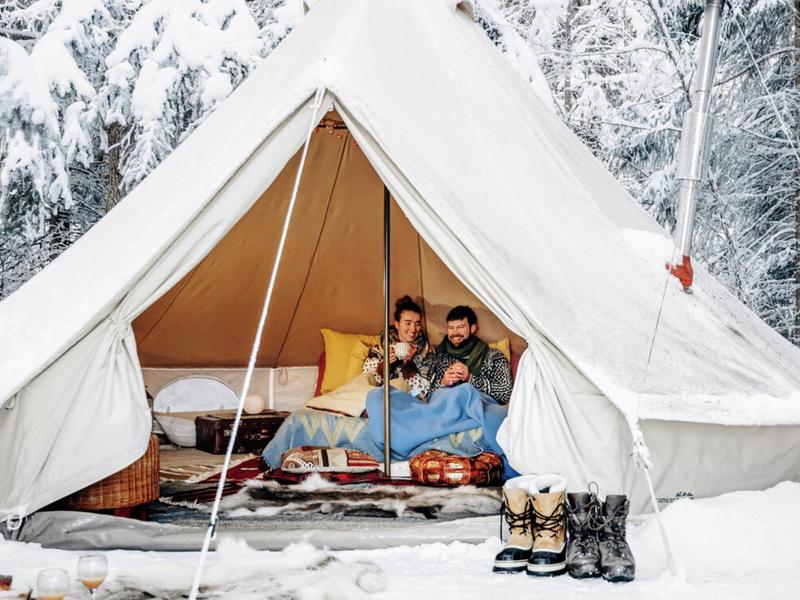 Couple glamping in the wood in Trøndelag