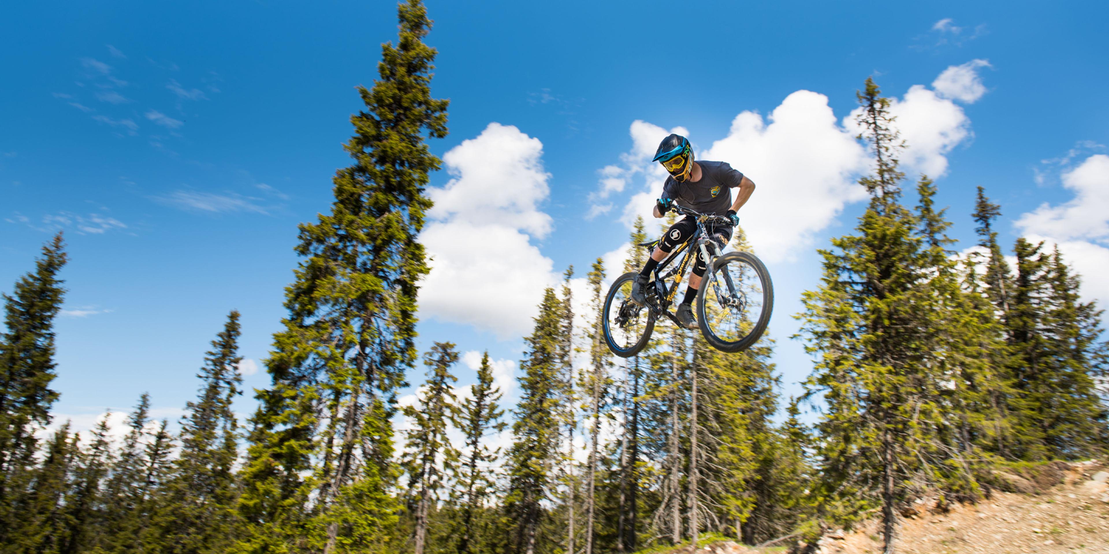 En person gör ett hopp med sin terrängcykel i Hafjell, Østlandet (östra Norge)