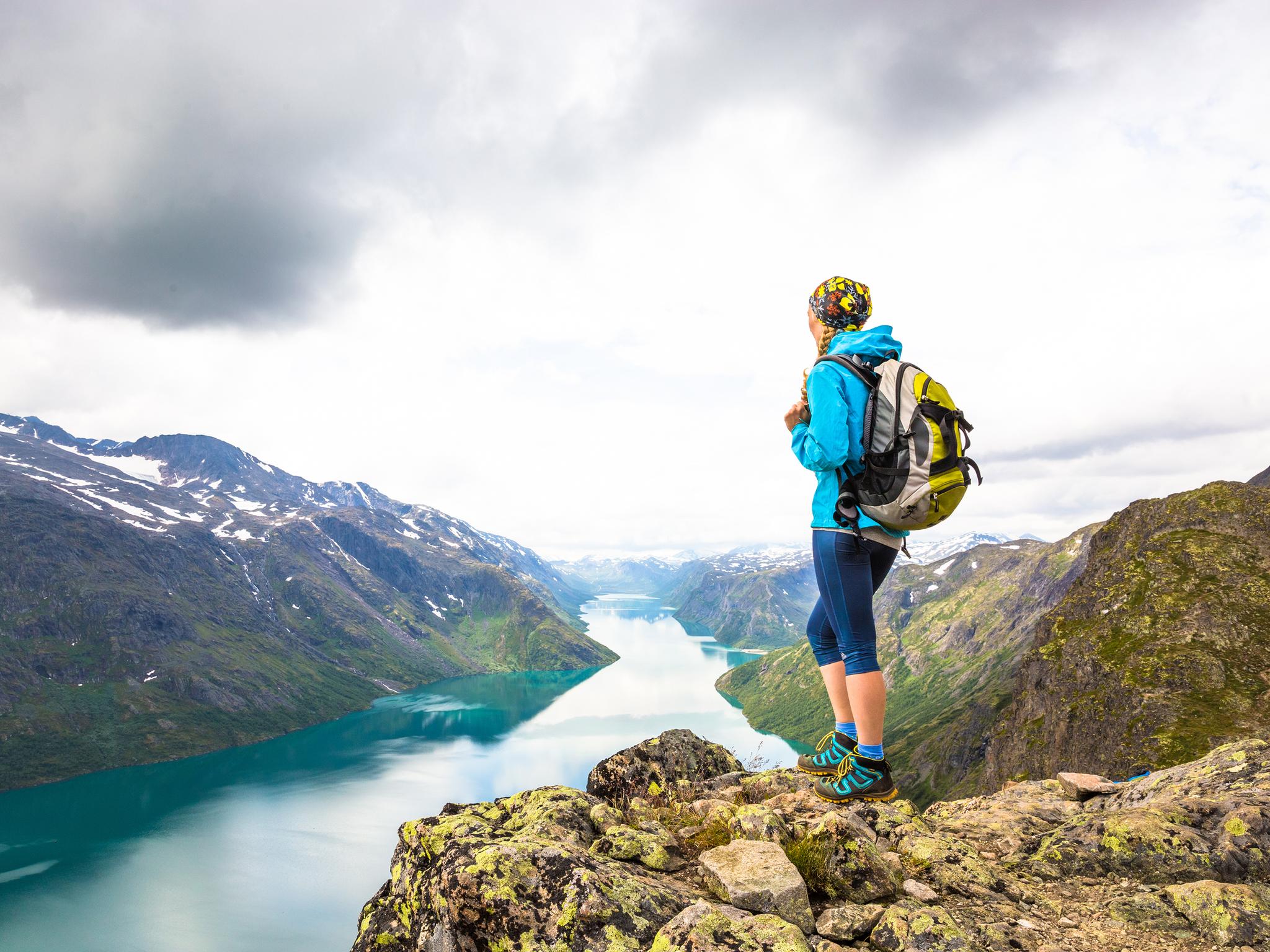 Femme contemplant le lac Gjende dans le Jotunheimen en Norvège de l'Est