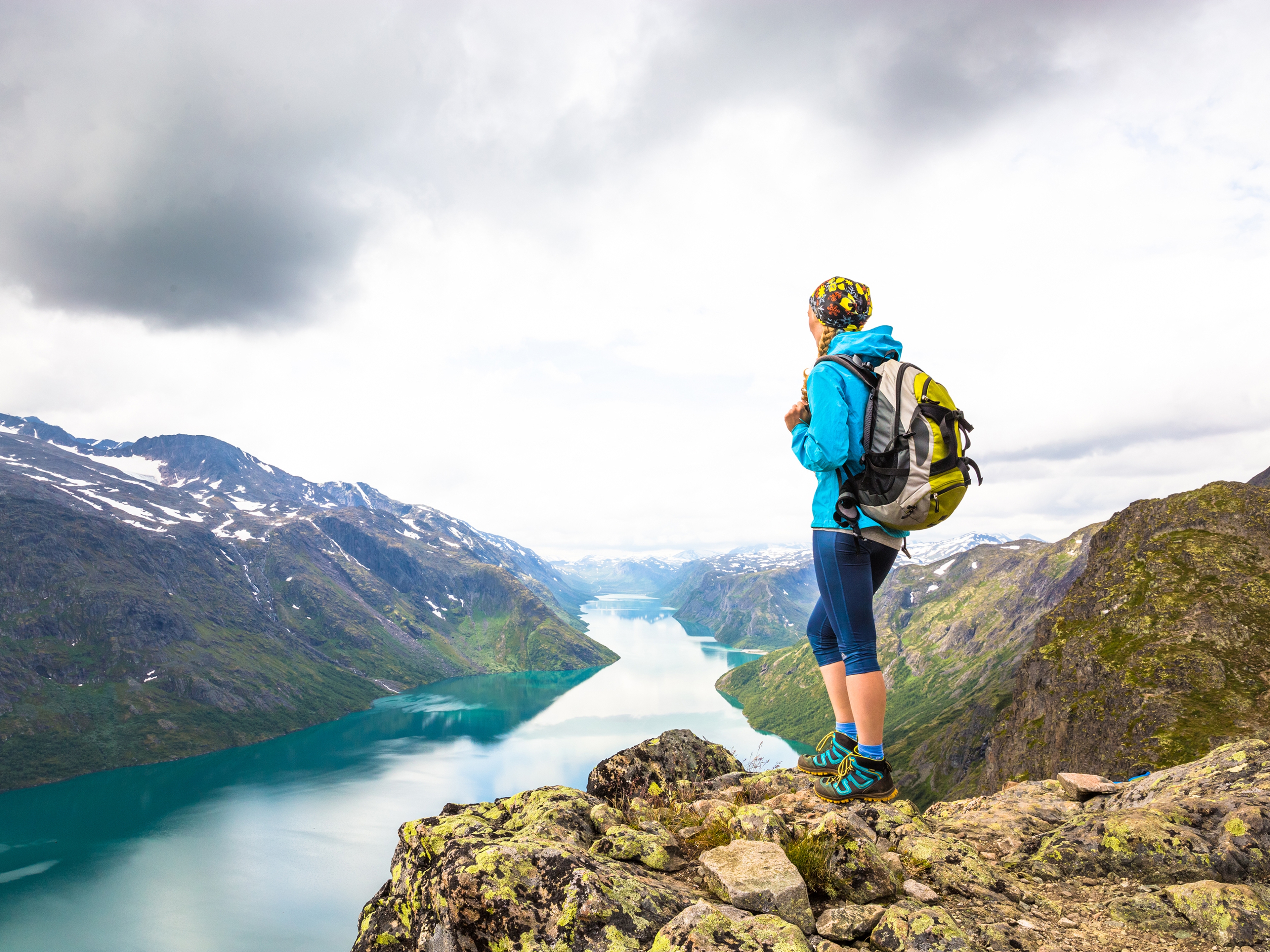 Eine Frau blickt über den See Gjende in den Jotunheimen Bergen in Ostnorwegen