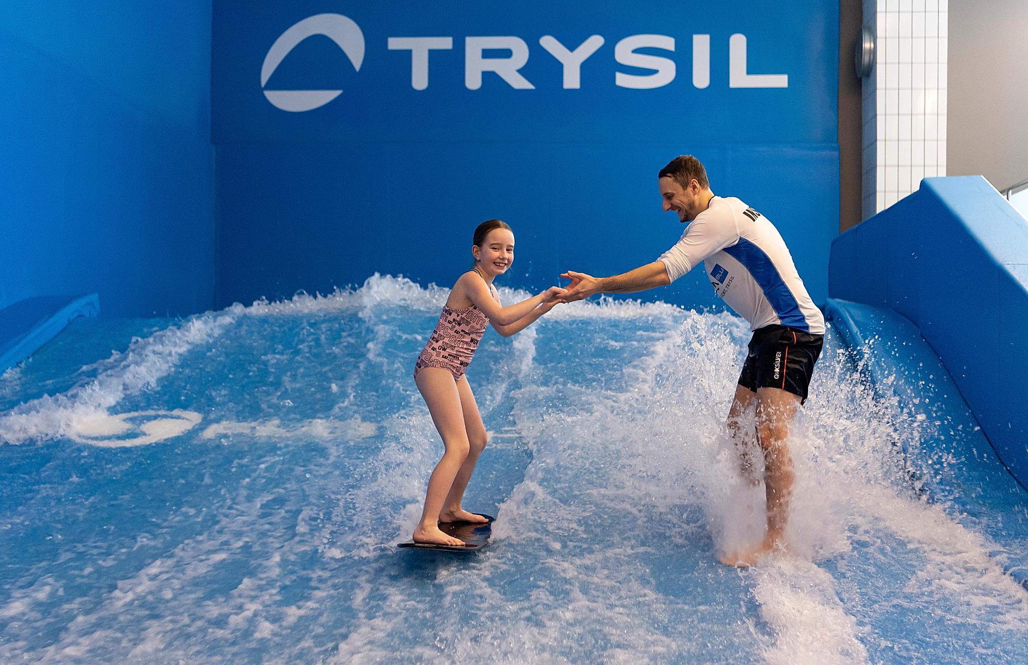 Jente prøver surfebølgen på Radisson Blu Resort i Trysil