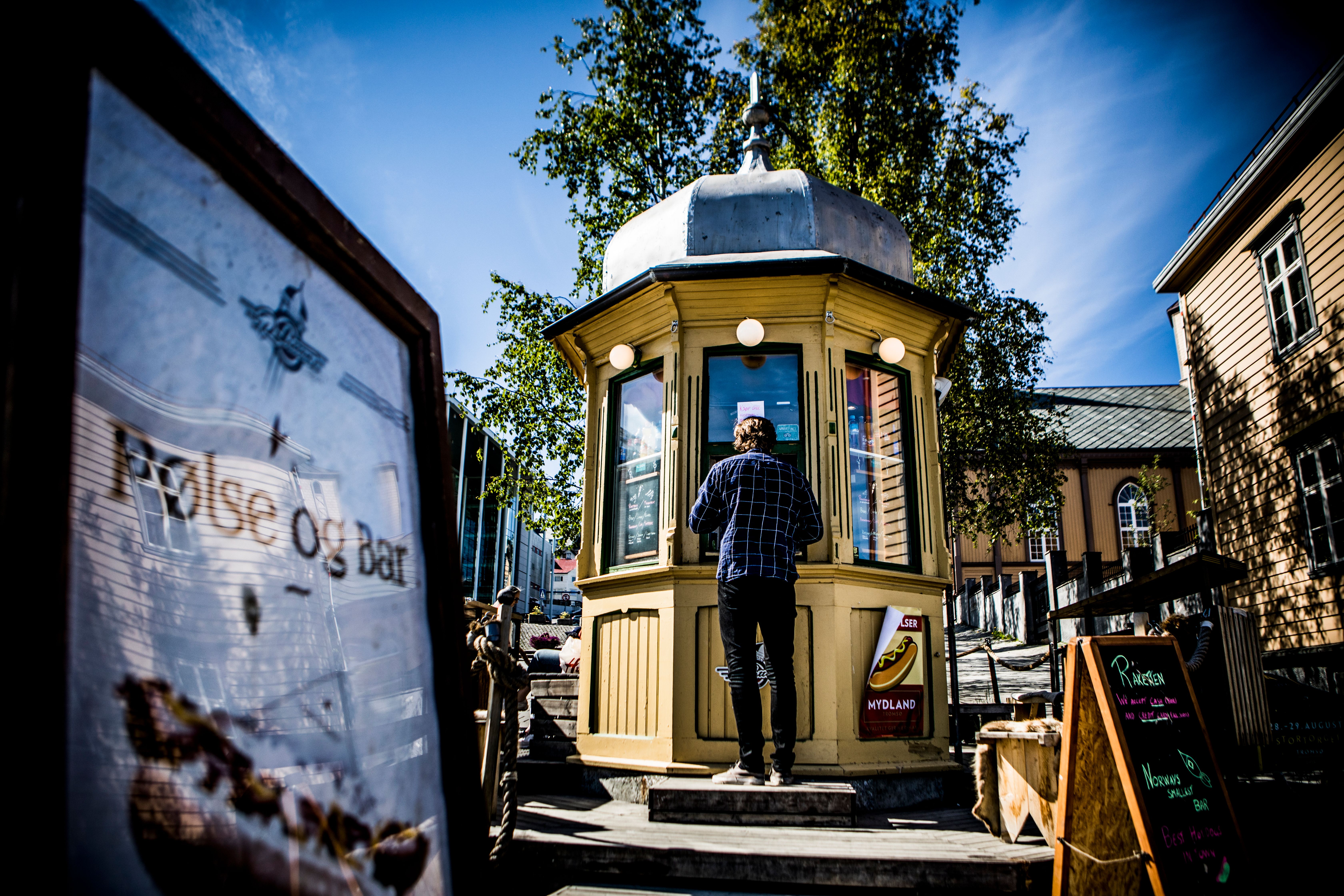 A man ordering a hot dog at the legendary kiosk Raketten Bar & Pølse in Tromsø in Northern Norway