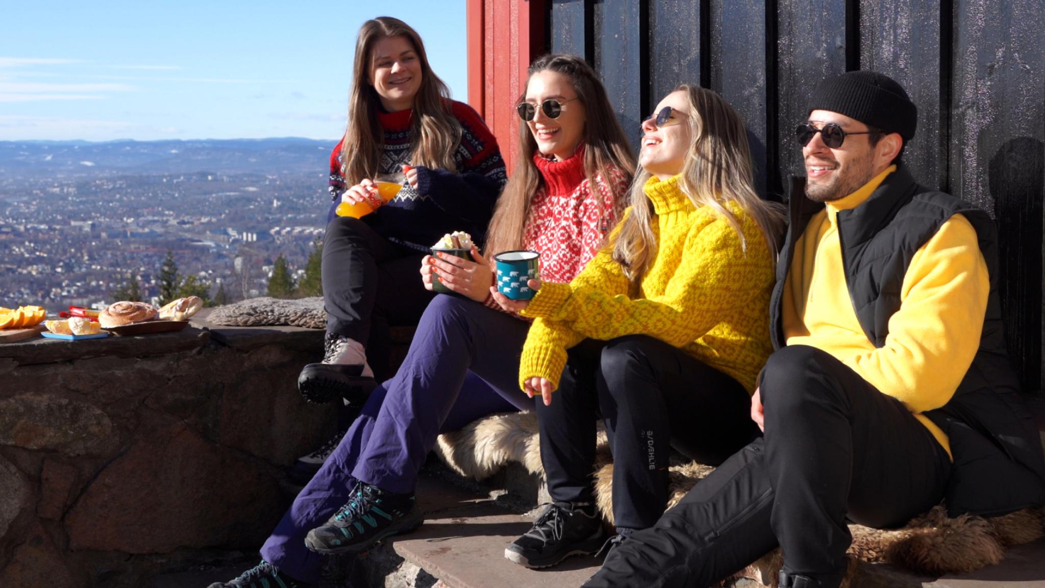 En vennegjeng sitter i solveggen utenfor Grefsenkollen restaurant i Oslo