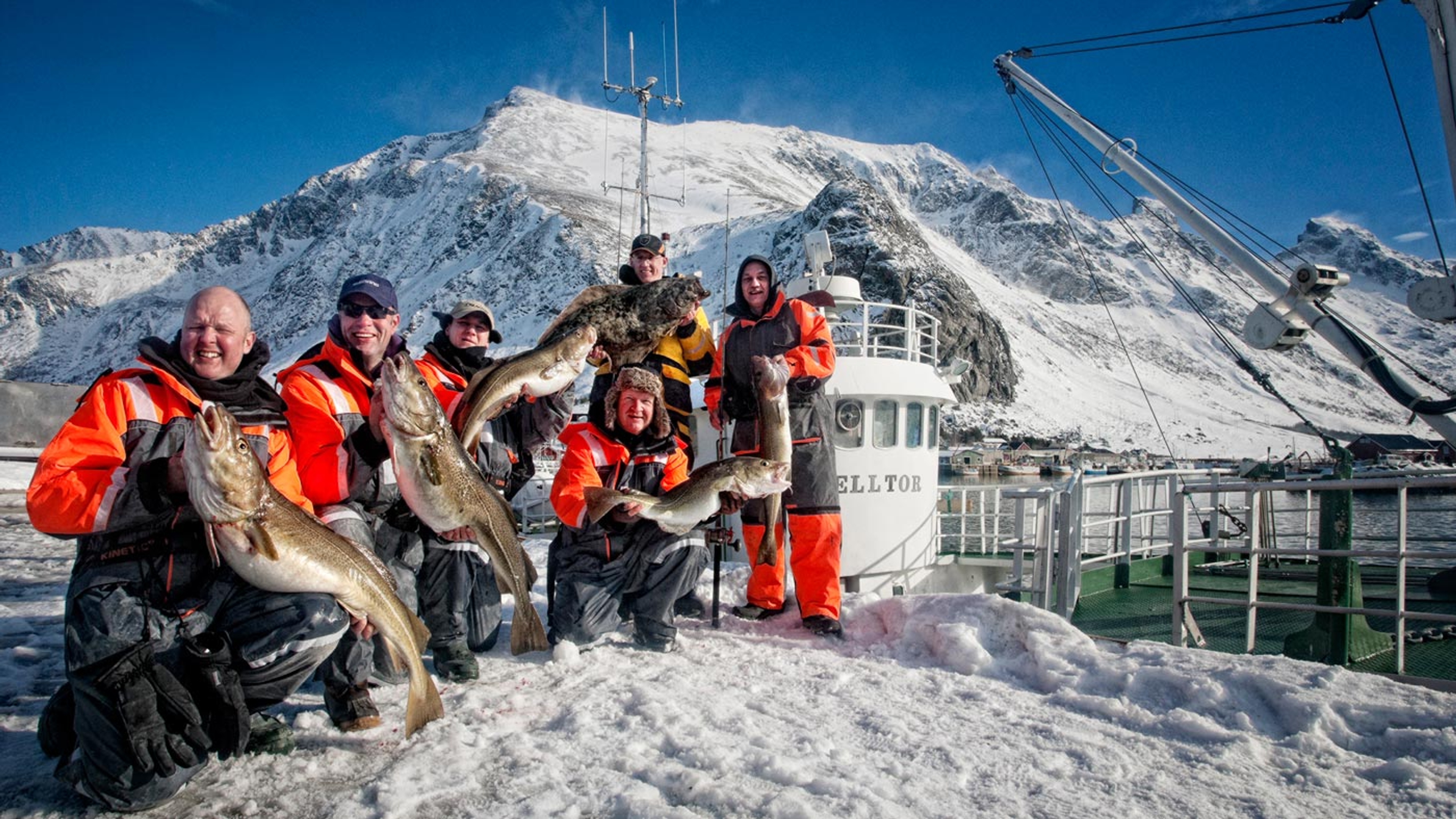 En gjeng fiskere viser frem fangsten fra fisketuren