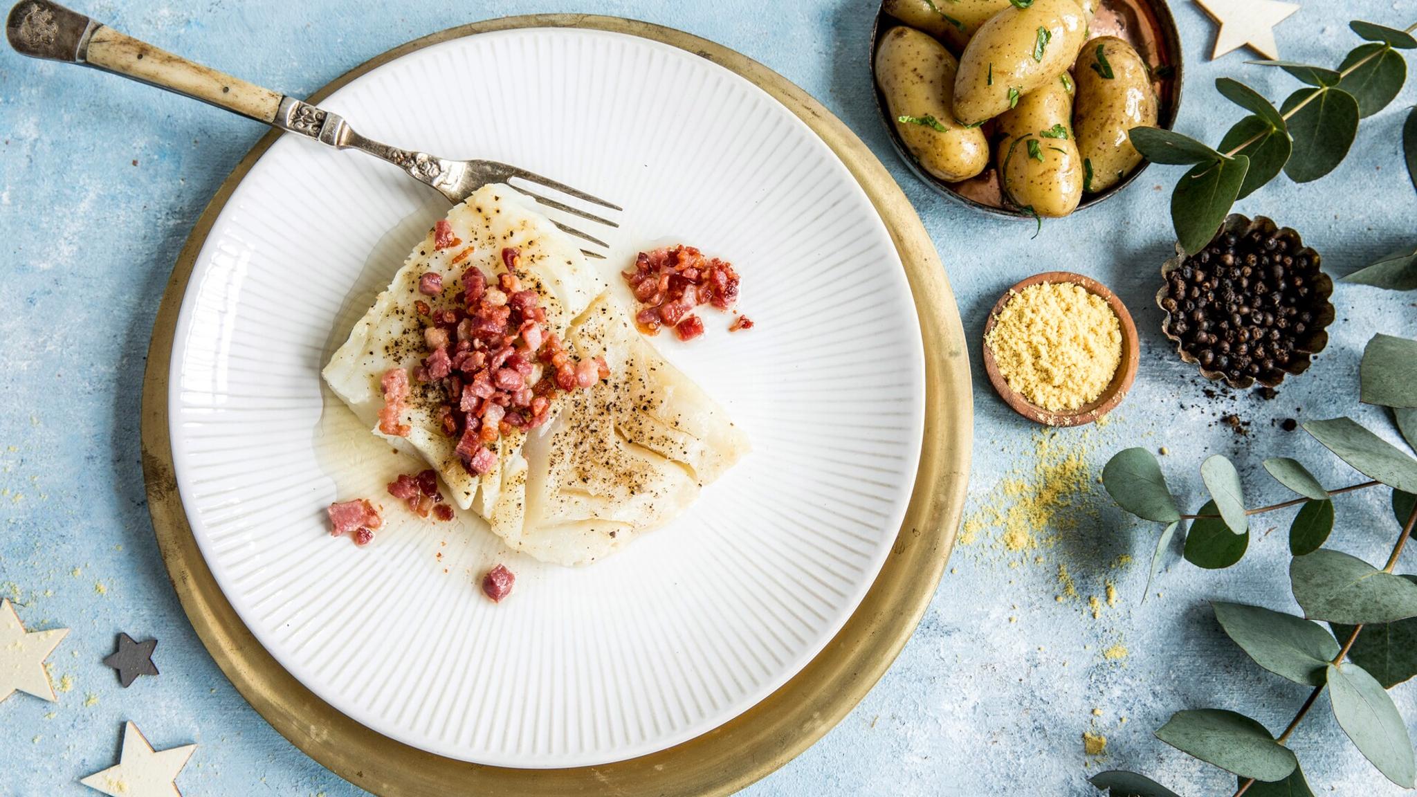 A plate with lutefisk, bacon and potatos