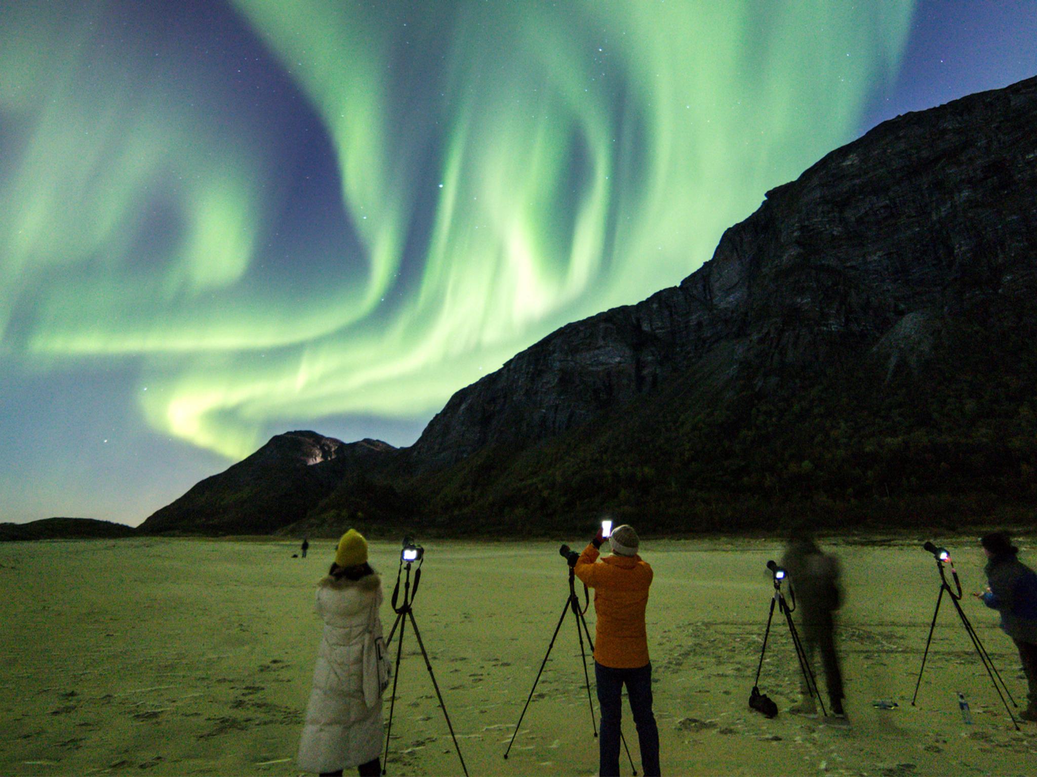 People learning how to photograph the northern lights in Gildeskål, Northern Norway