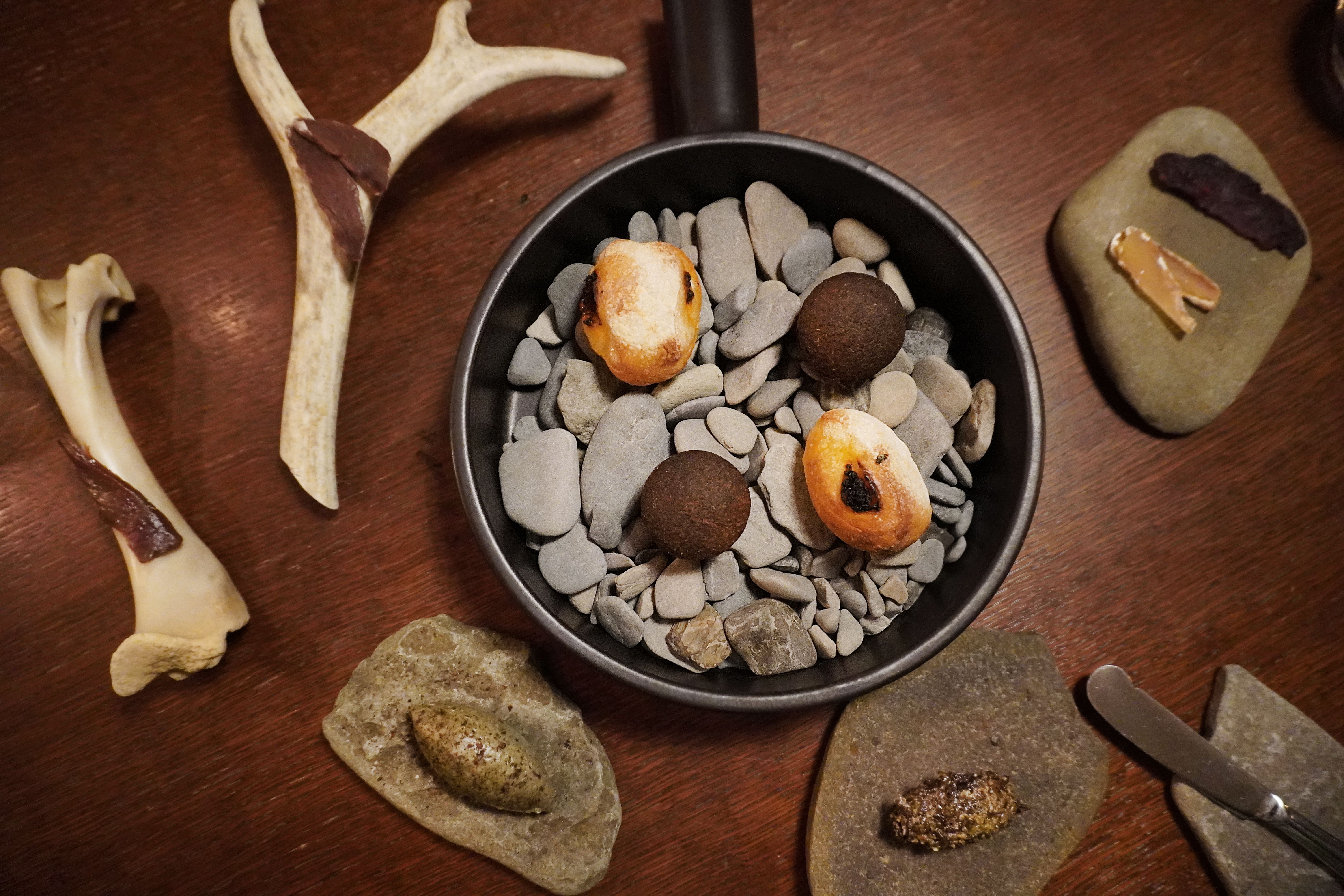 Food served on stones and reindeer horns.