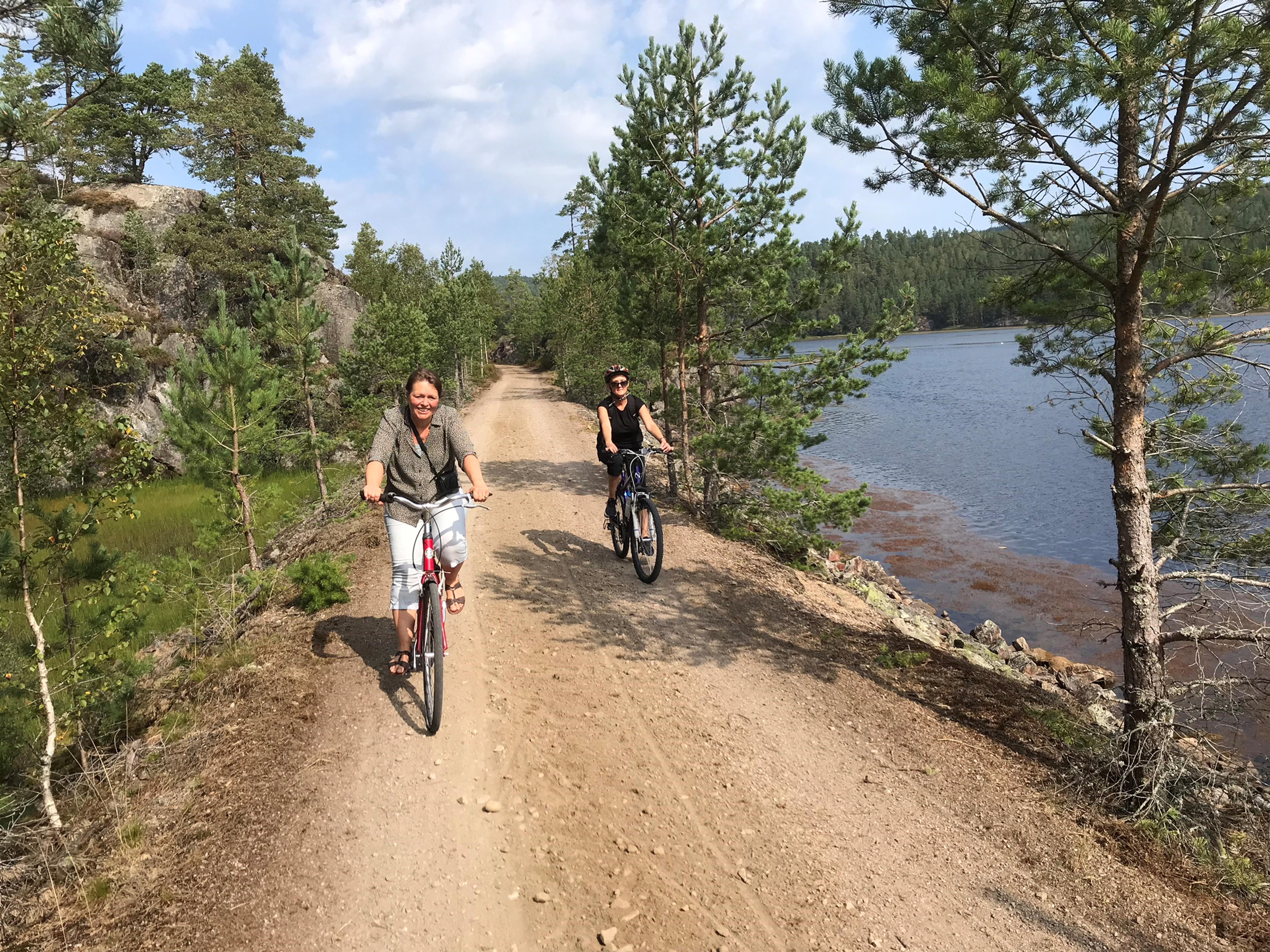 Two women cycling on Setesdalsbanen along the Kilefjorden