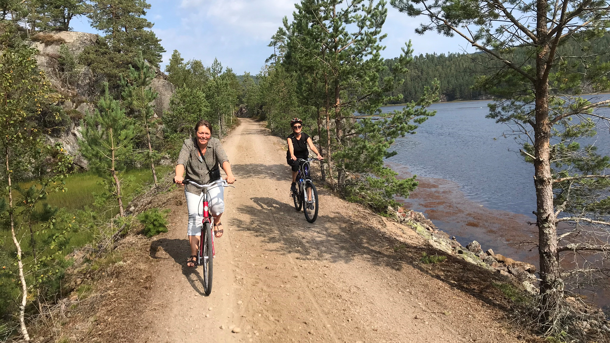 Two women cycling on Setesdalsbanen along the Kilefjorden