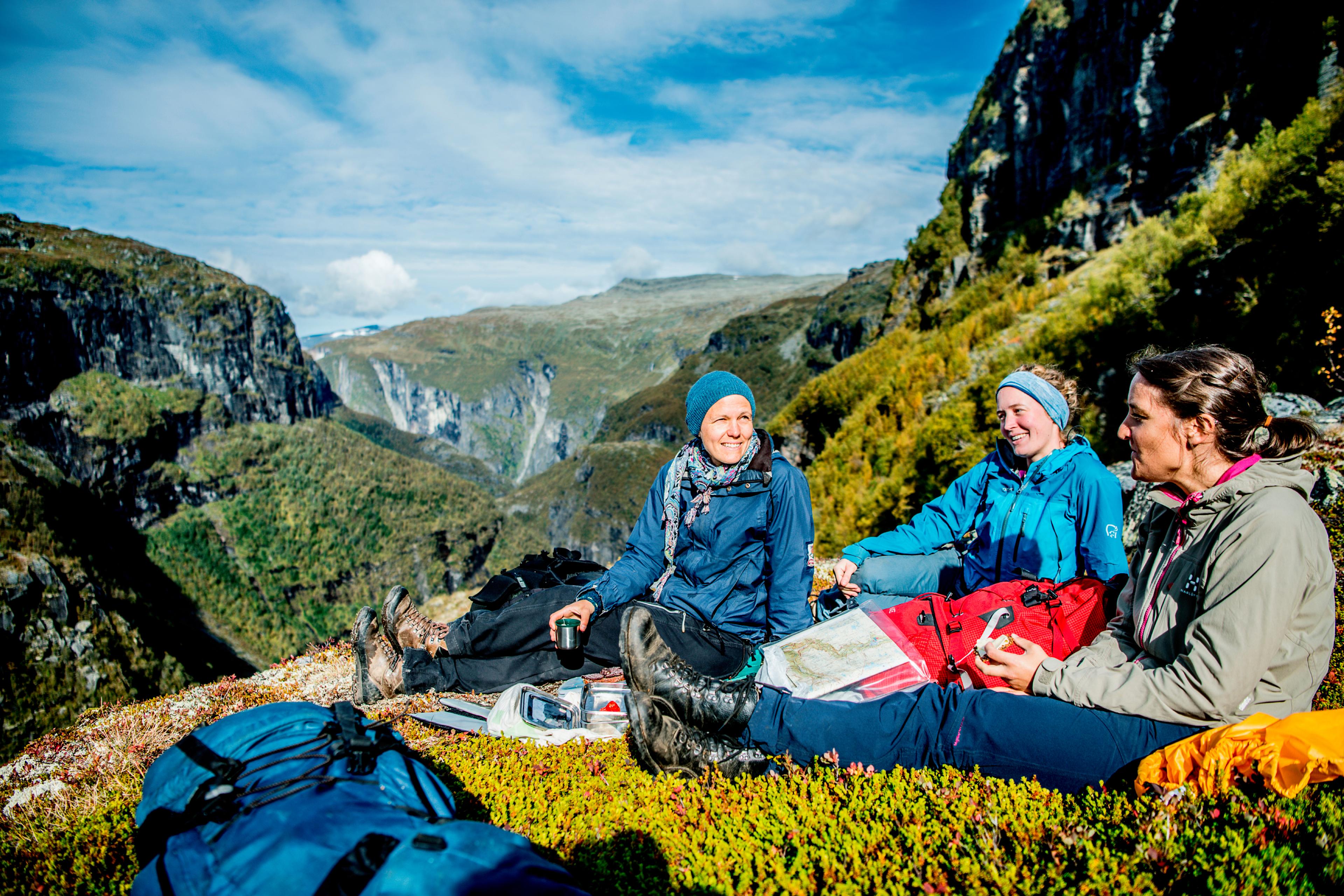 Three woman enjoying lunch with a view in Aurlandsdalen