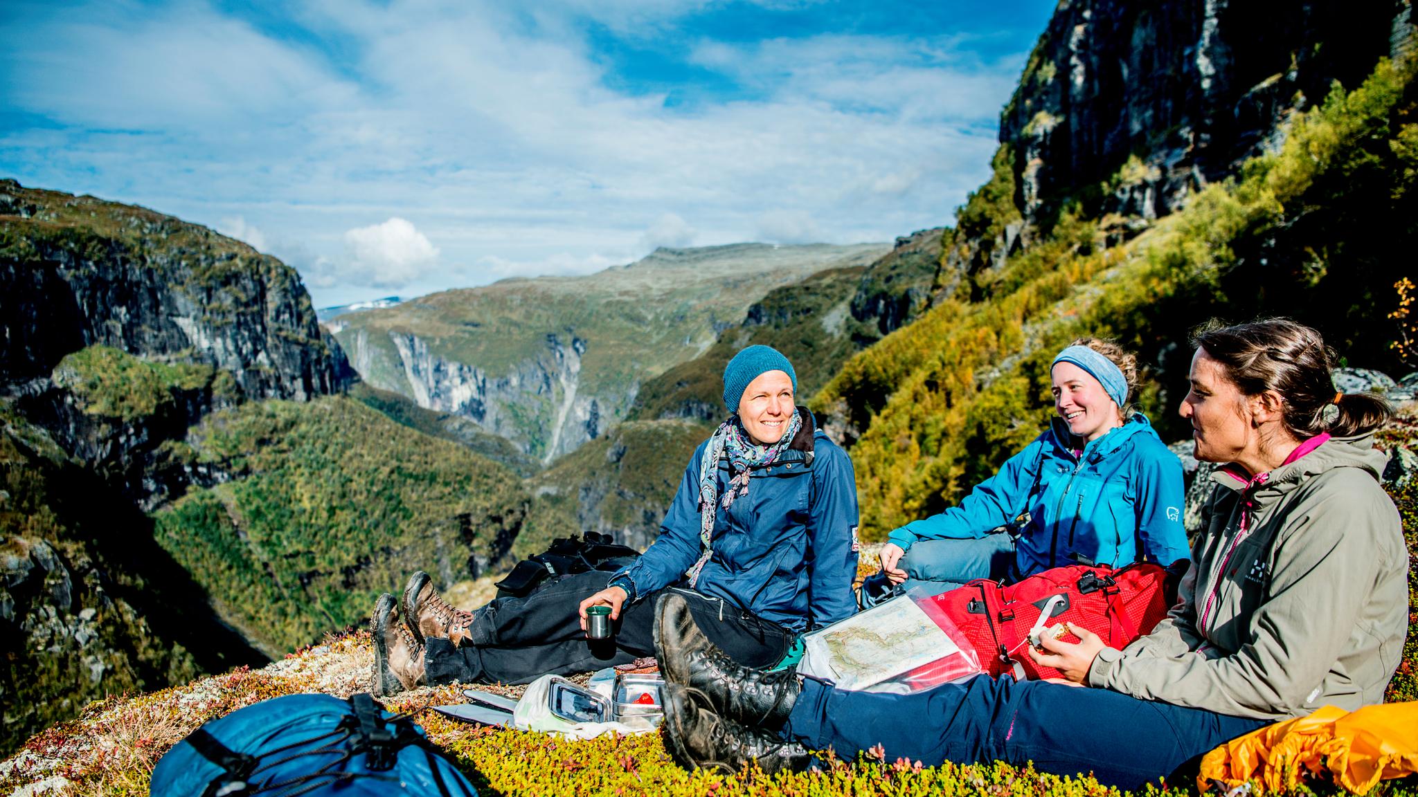 Three woman enjoying lunch with a view in Aurlandsdalen