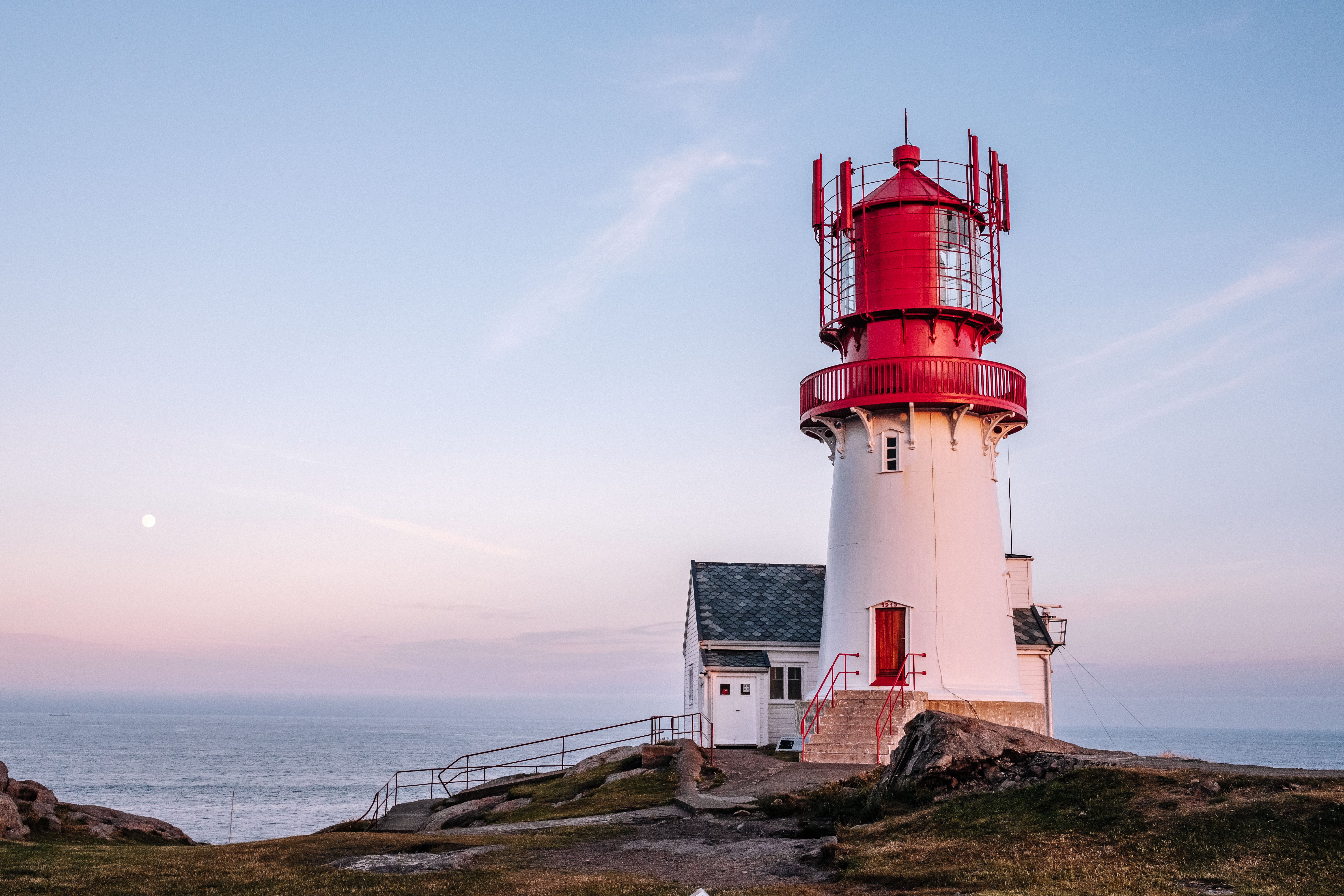 Solnedgång vid Lindesnesfyren i södra Norge