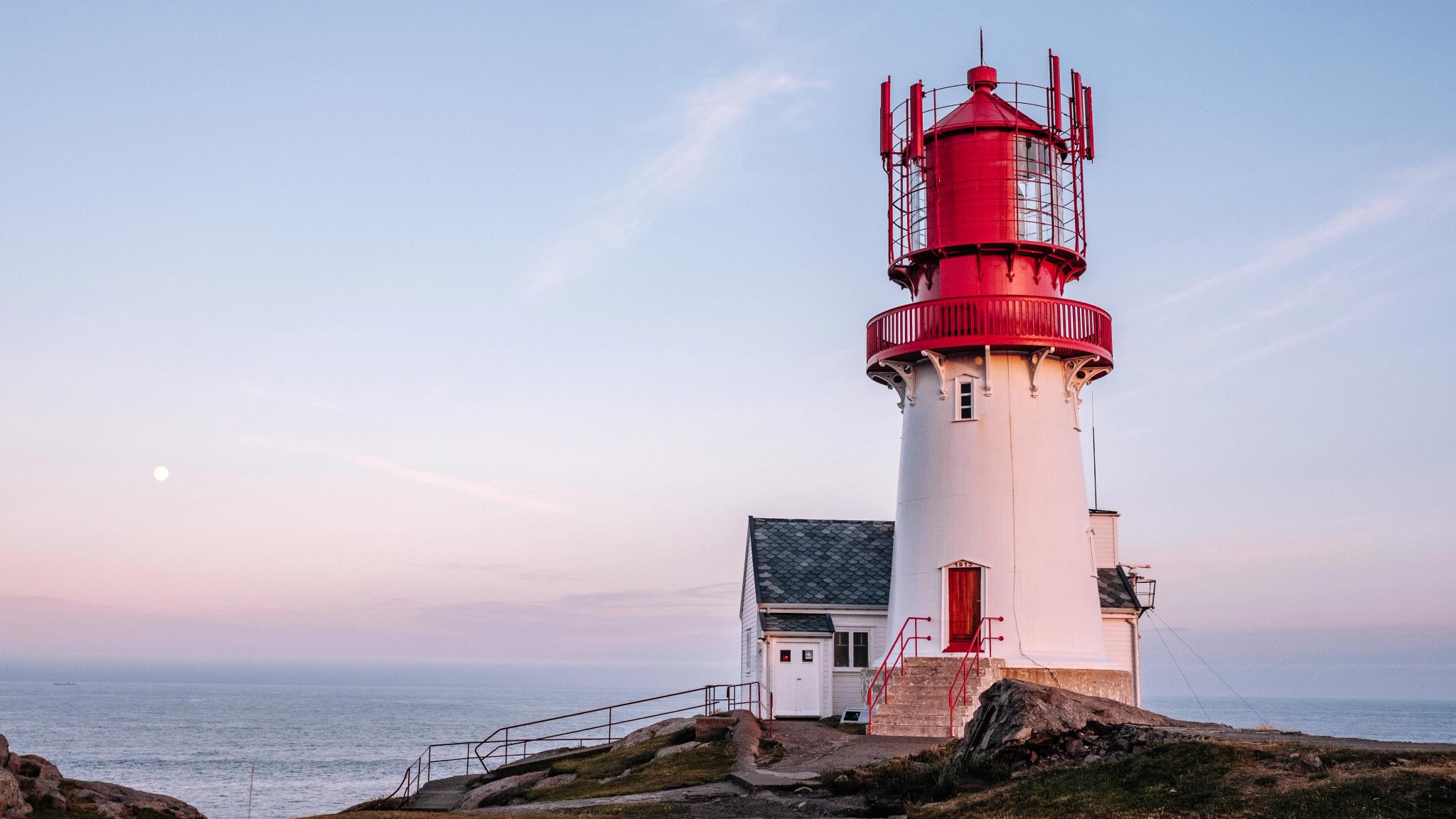 Solnedgång vid Lindesnesfyren i södra Norge