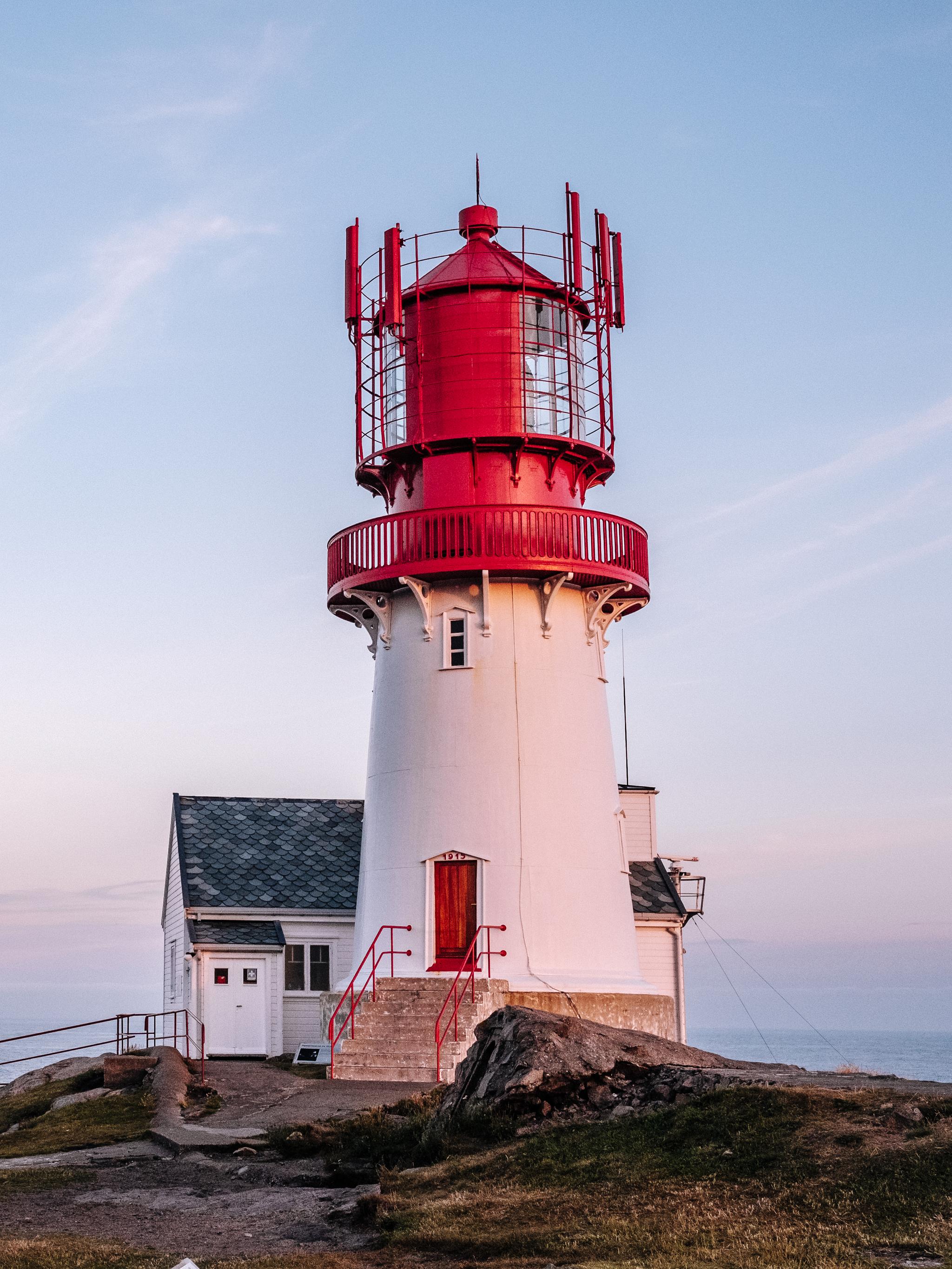 Der Lindesnes Leuchtturm bei Sonnenuntergang.