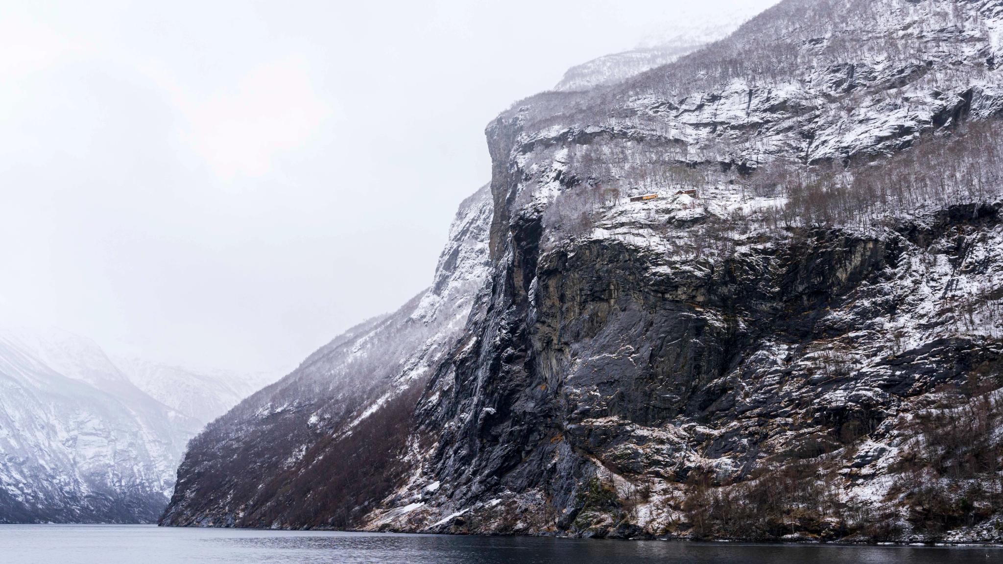 Geirangerfjorden og gården Skageflå om vinteren, sett fra båt