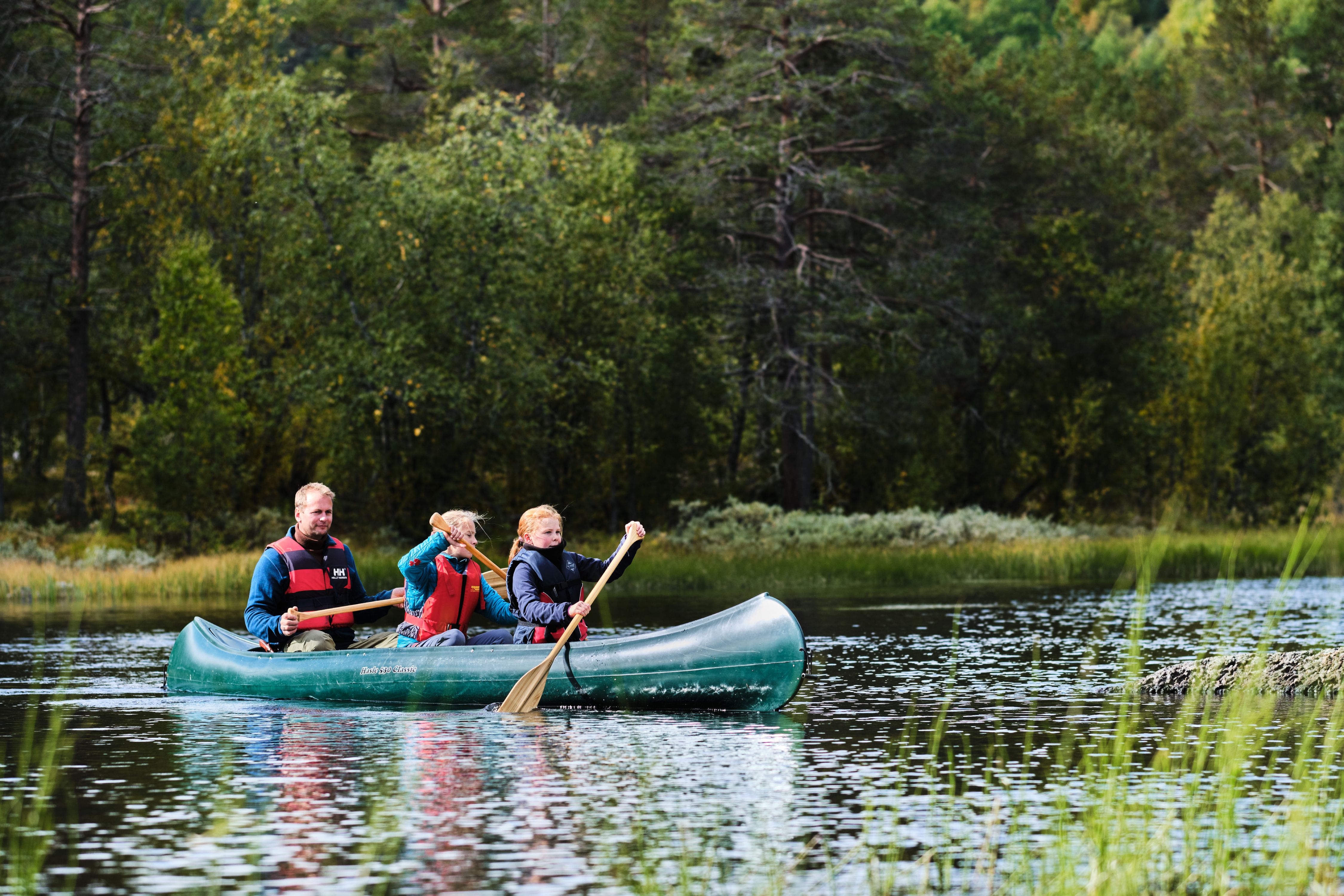A family canoeing in Norway