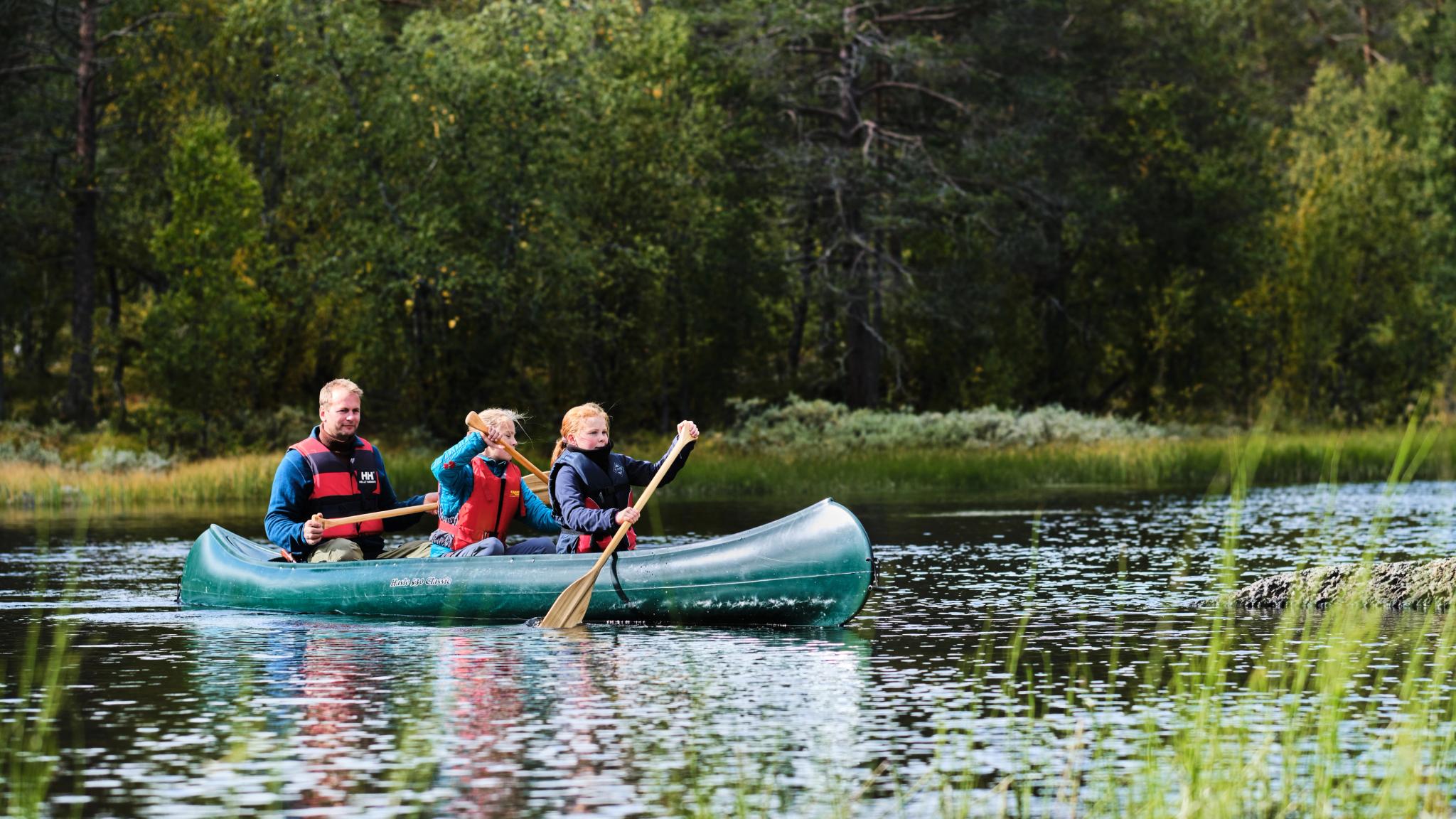 A family canoeing in Norway