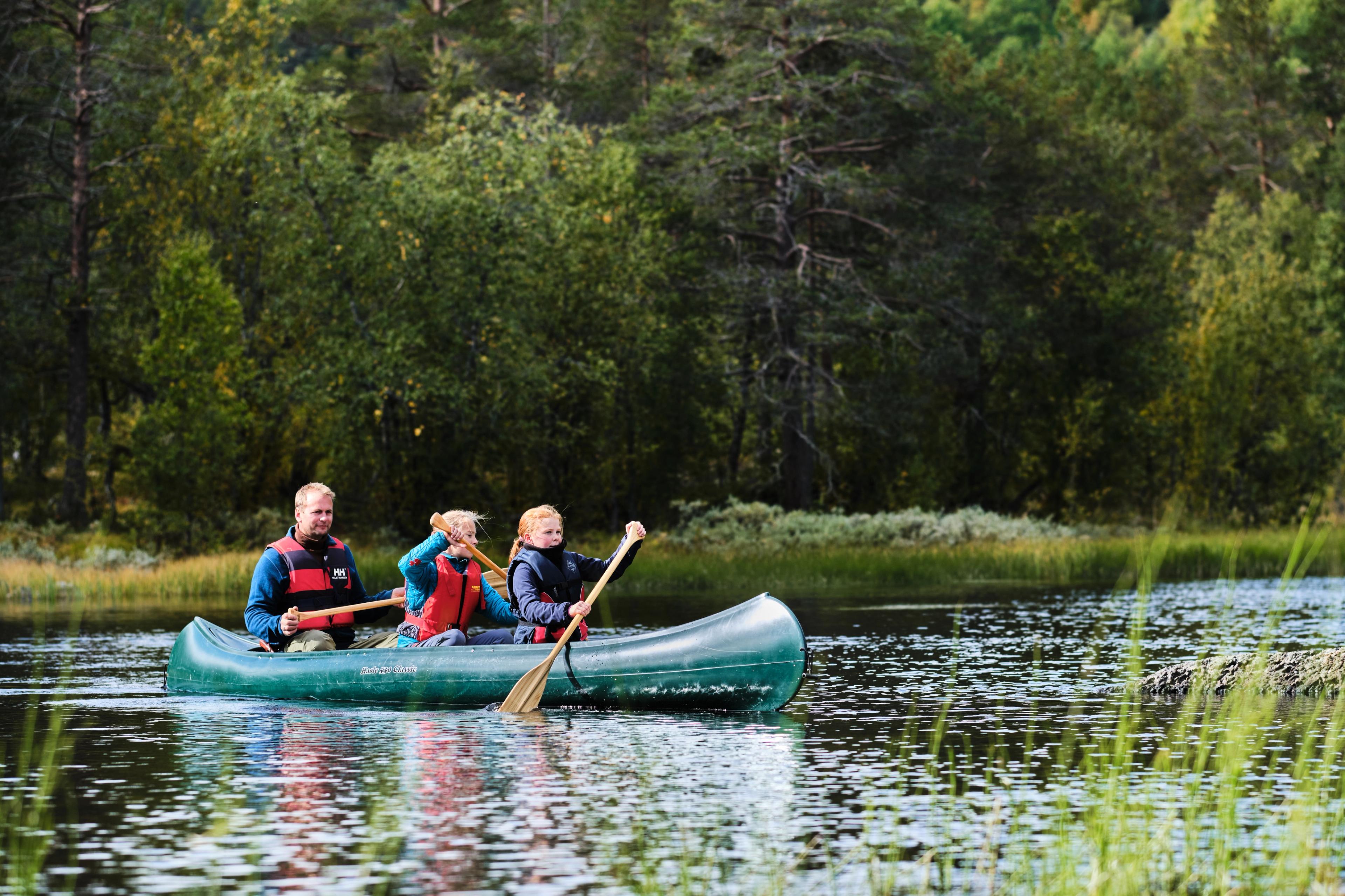 A family canoeing in Norway