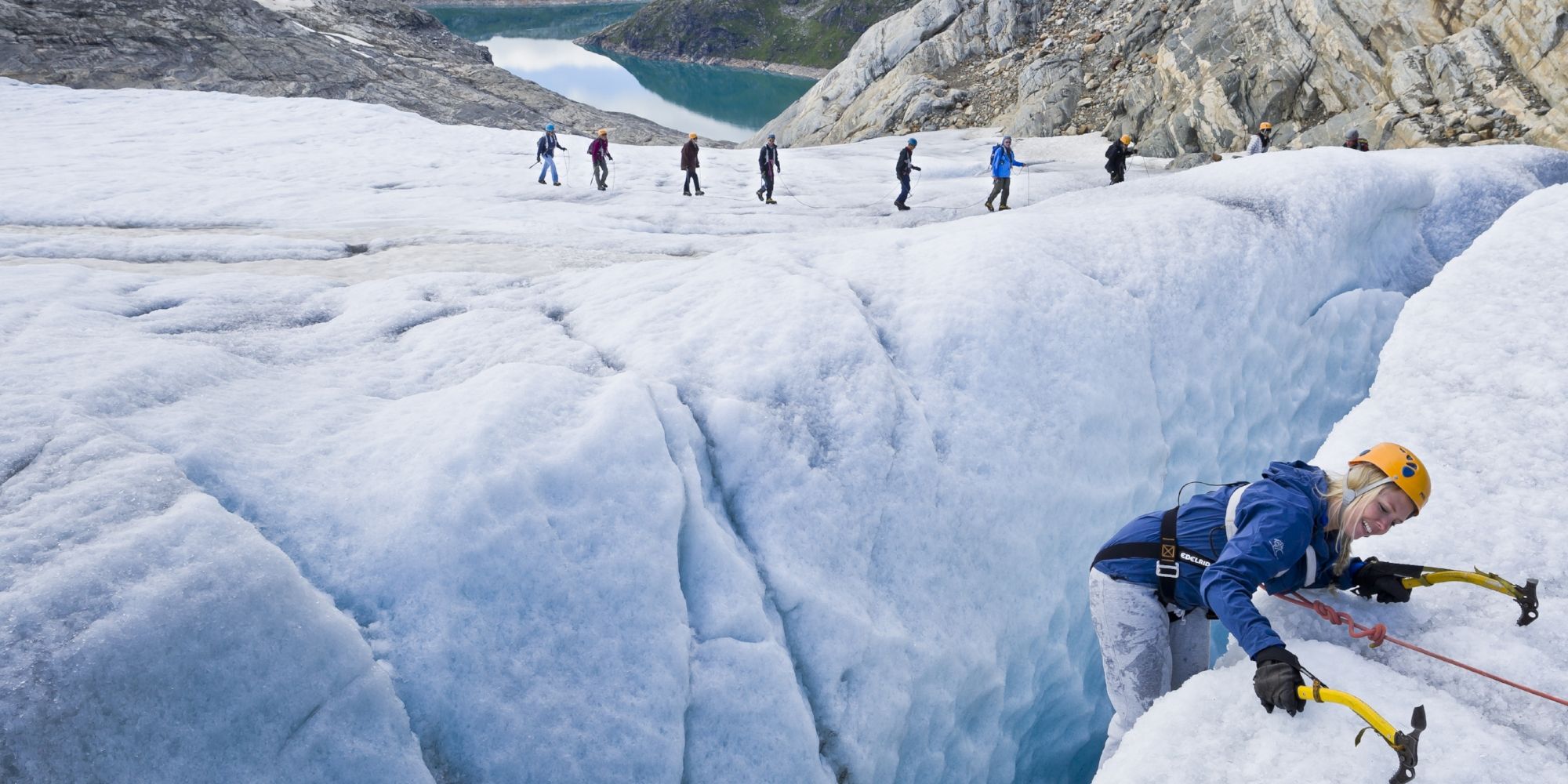Mensen tijdens een begeleide gletsjertocht op de Folgefonna-gletsjer in de regio Hardangerfjord