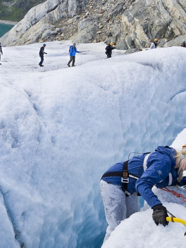 Mensen tijdens een begeleide gletsjertocht op de Folgefonna-gletsjer in de regio Hardangerfjord