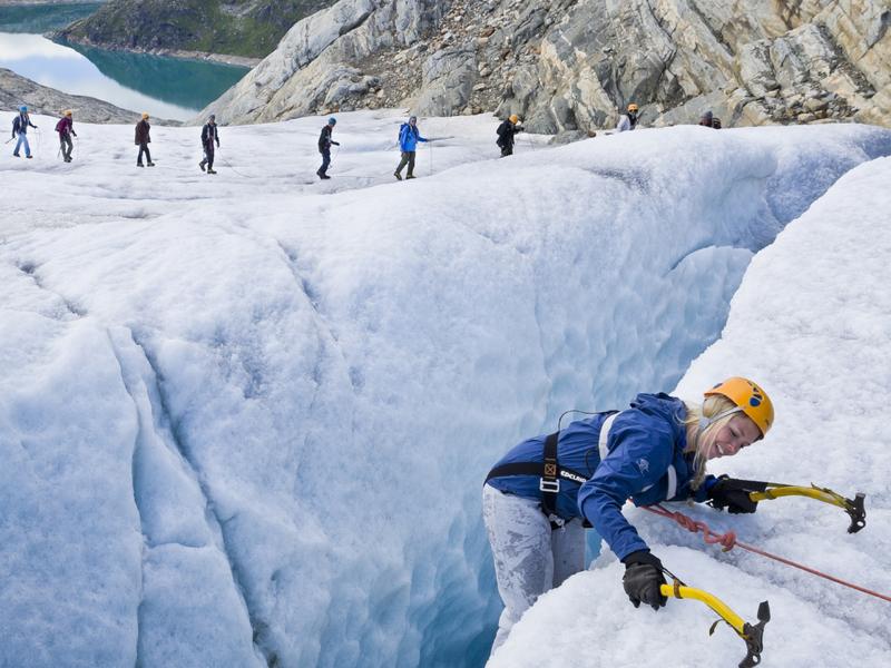 Mensen tijdens een begeleide gletsjertocht op de Folgefonna-gletsjer in de regio Hardangerfjord