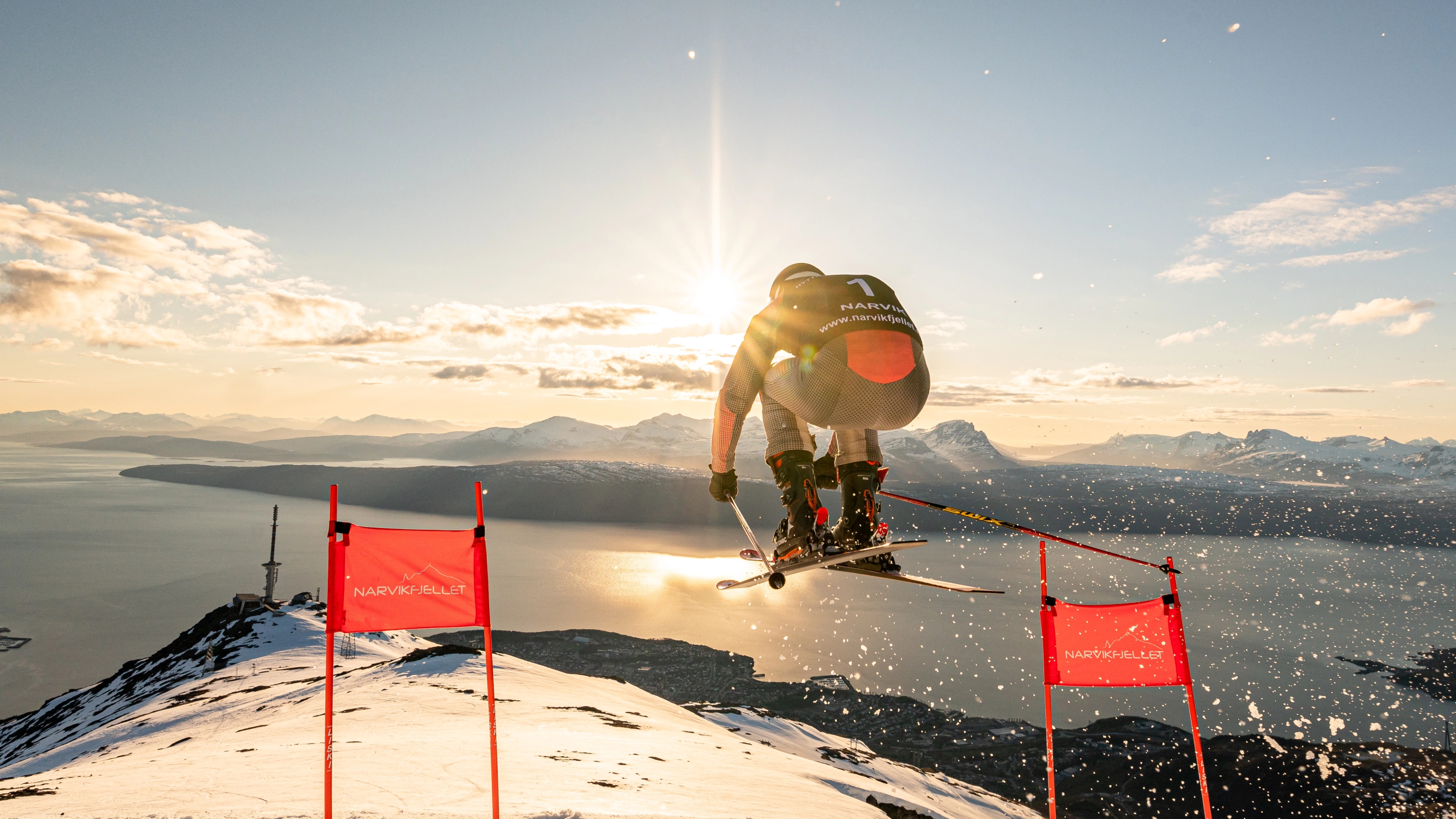 En alpin utøver konkurrerer i Narvikfjellet med en fantastisk utsikt