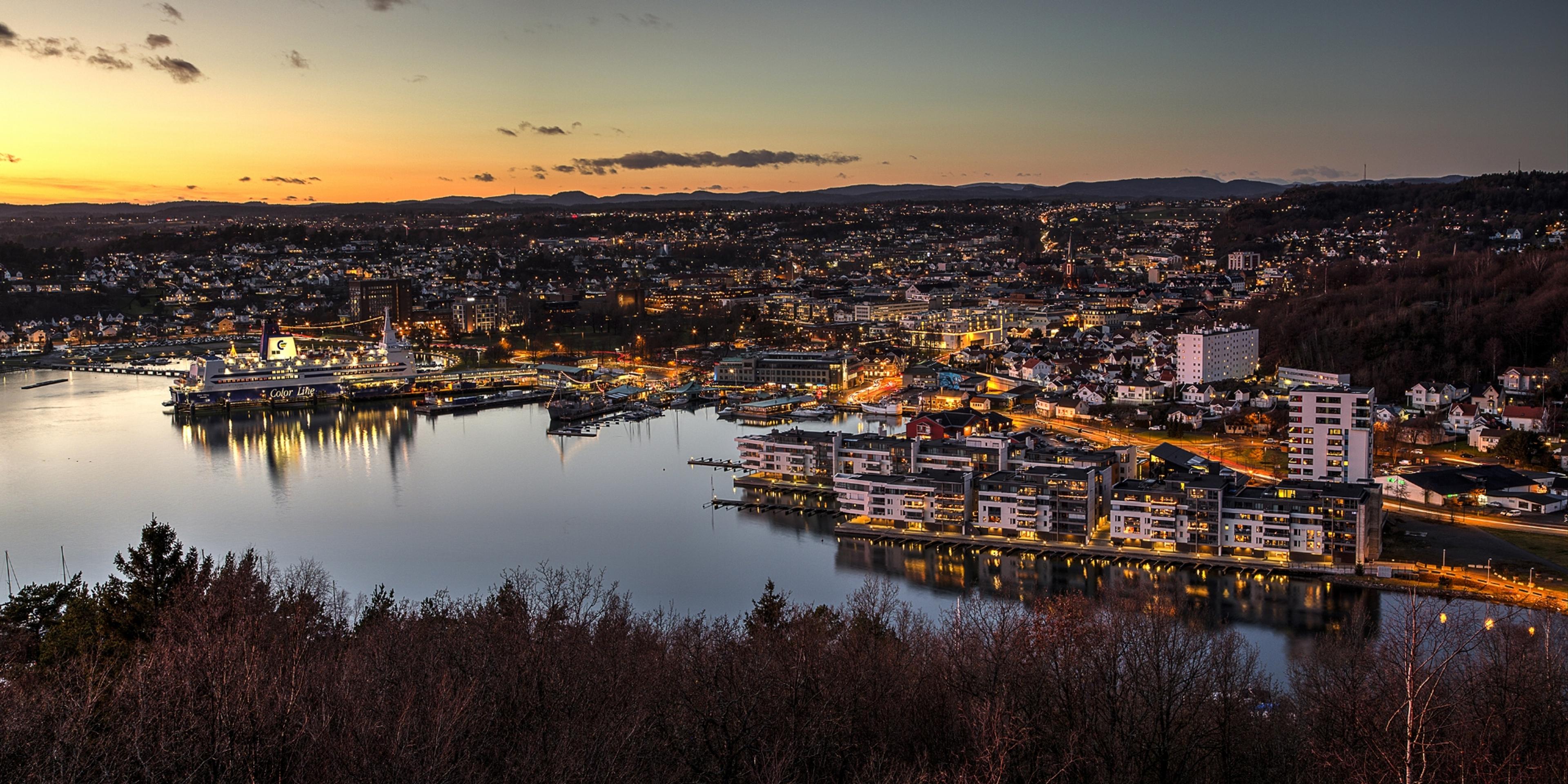 Sandefjord, og fjorden, sett fra fra avstand på kveldstid