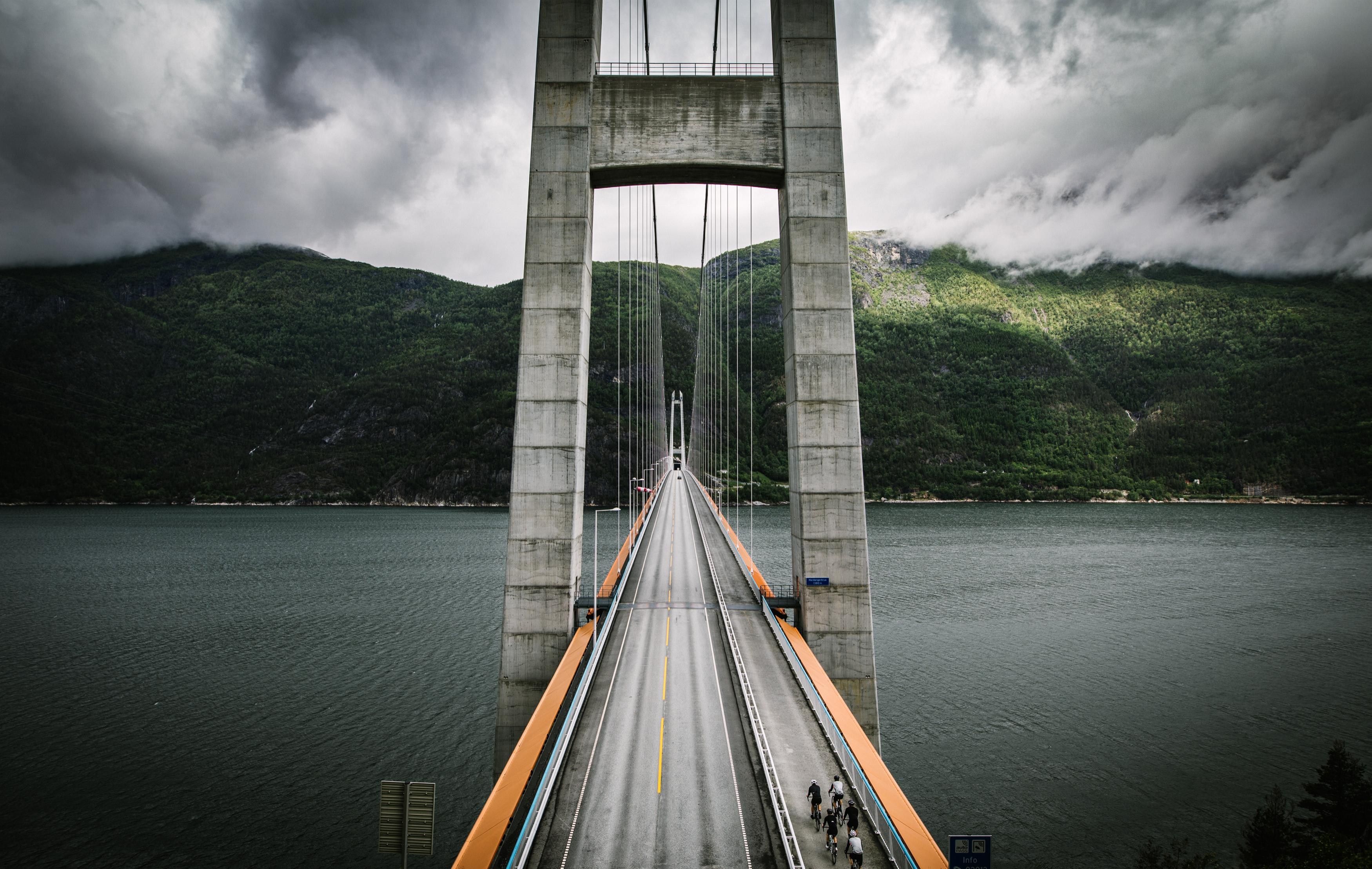 En grupp cyklister på en bro i Fjord Norge