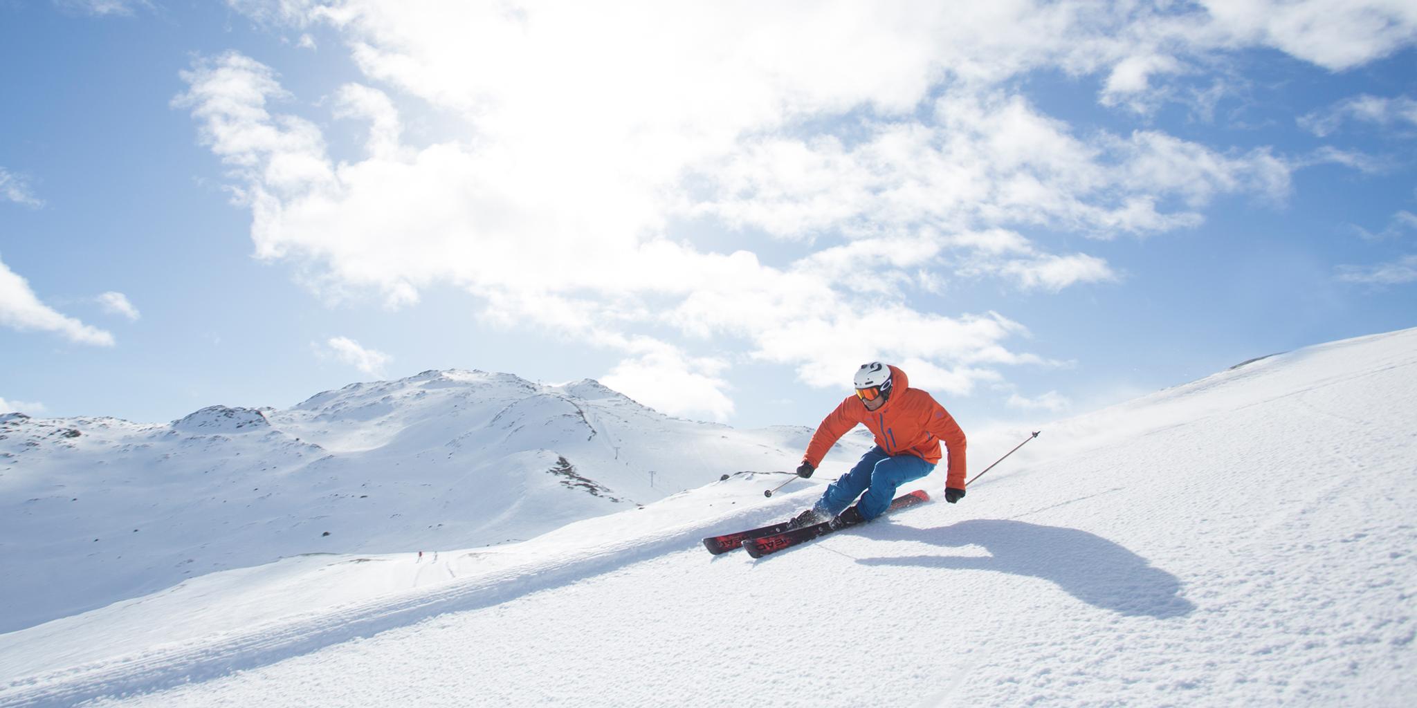 Planen Sie Ihre Reise nach Hemsedal: Eine Person beim Skifahren in den Bergen in Hemsedal, Ostnorwegen