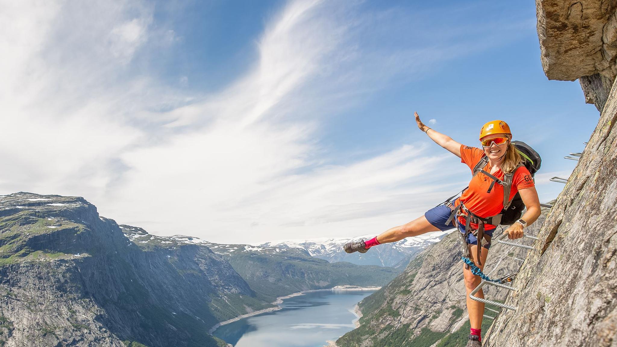 Aktiv norgesferie: Dame klatrer Trolltunga via ferrata i Hardanger på Vestlandet