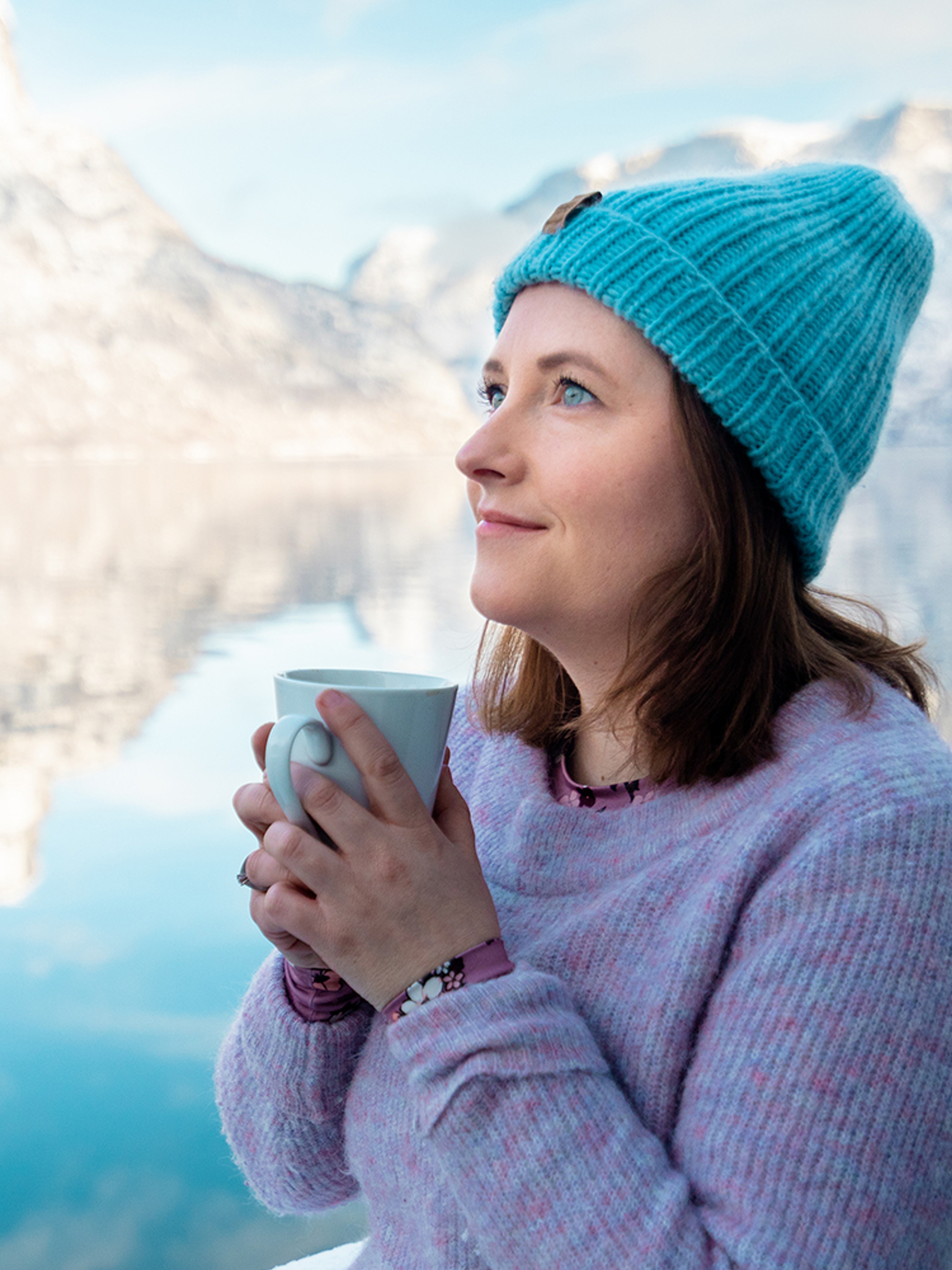 Kvinne foran Vangsgaarden Guesthouse in Aurlandsfjorden.