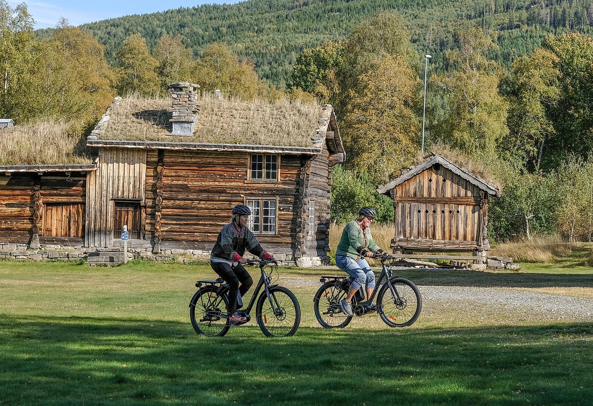 Two woman on electric cycles in Setesdal