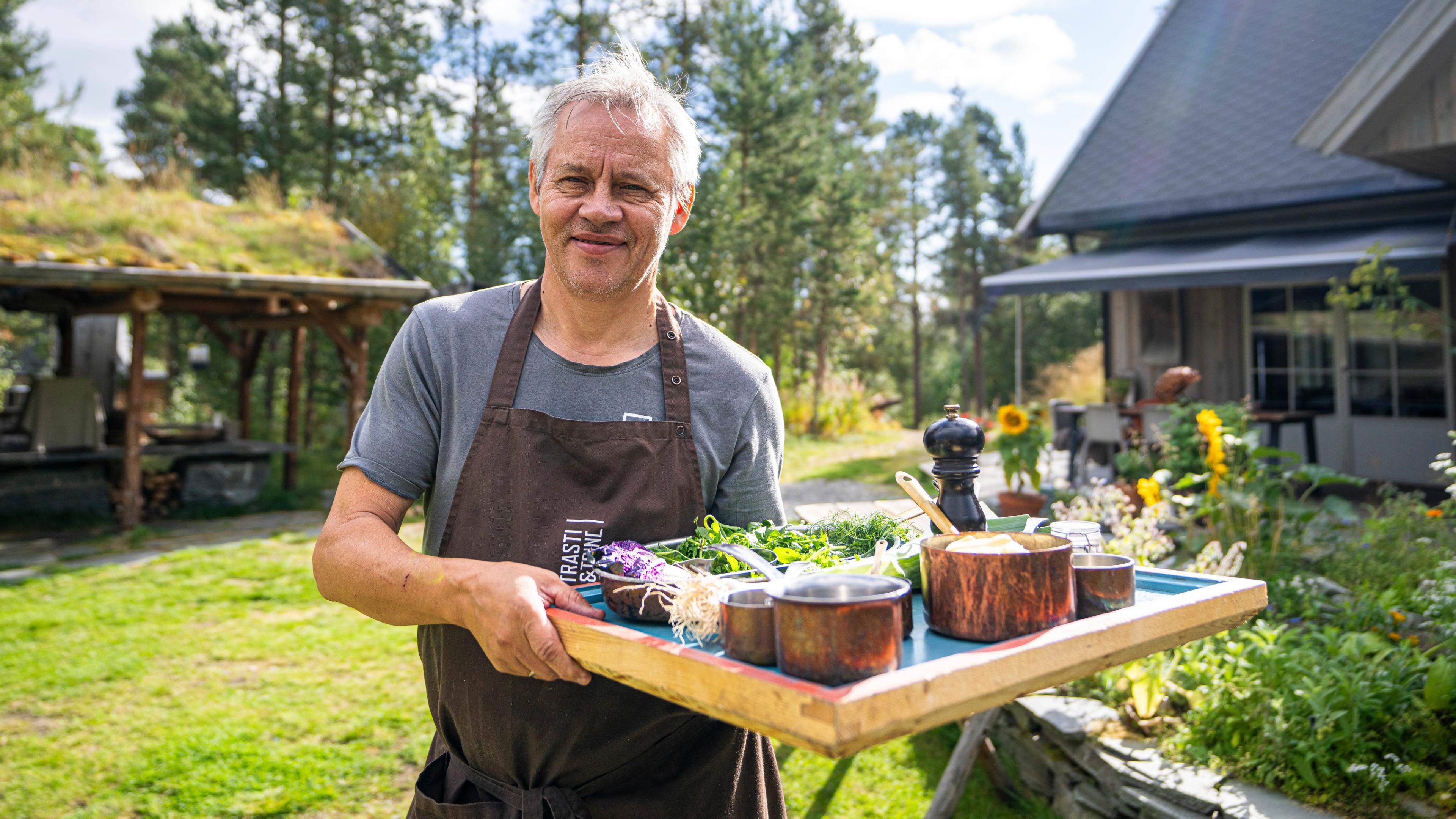 Johnny Trasti showing off ingredients at Trasti og Trine in Alta