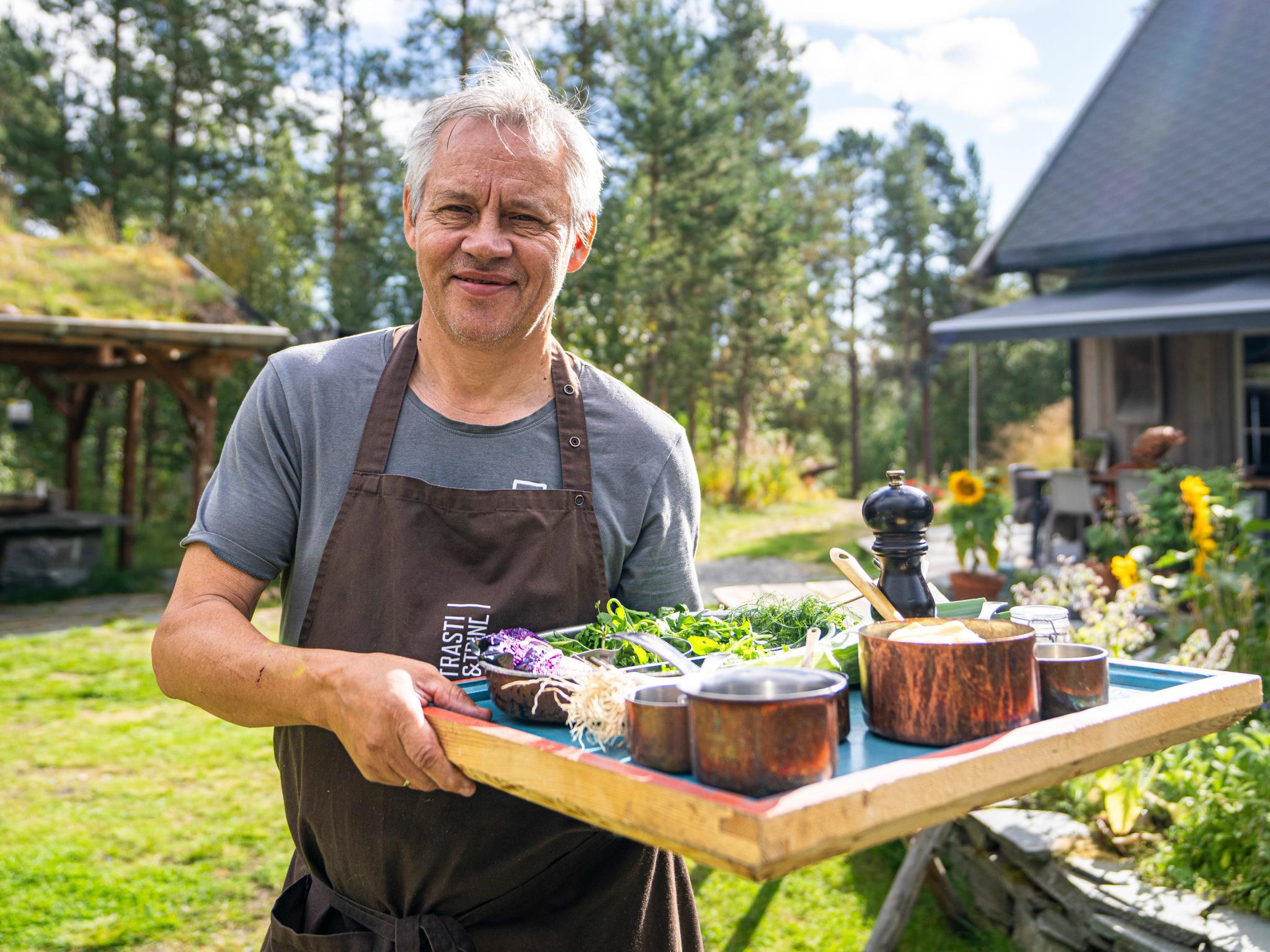 Johnny Trasti showing off ingredients at Trasti og Trine in Alta