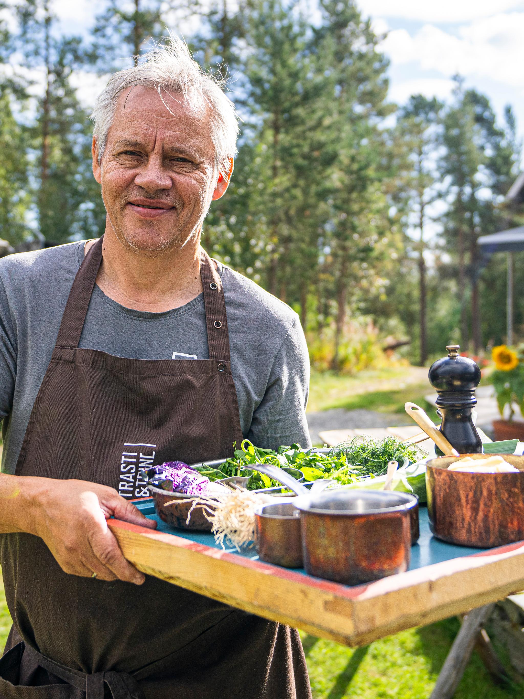 Johnny Trasti showing off ingredients at Trasti og Trine in Alta