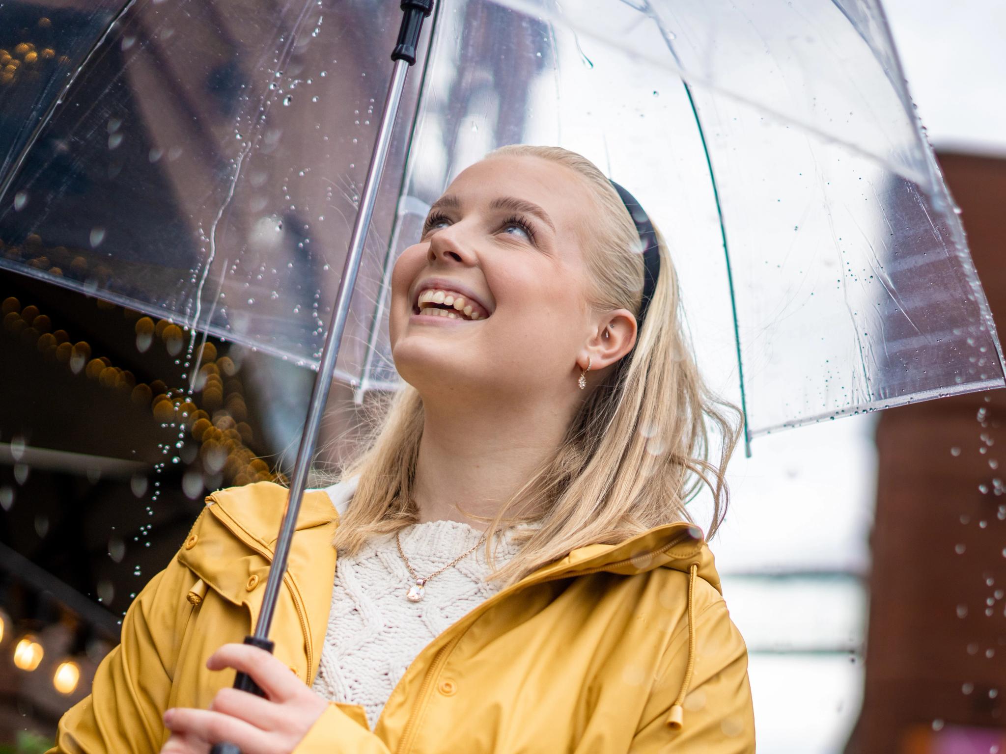 Kvinne med paraply i regnvær på Aker Brygge i Oslo, Østlandet
