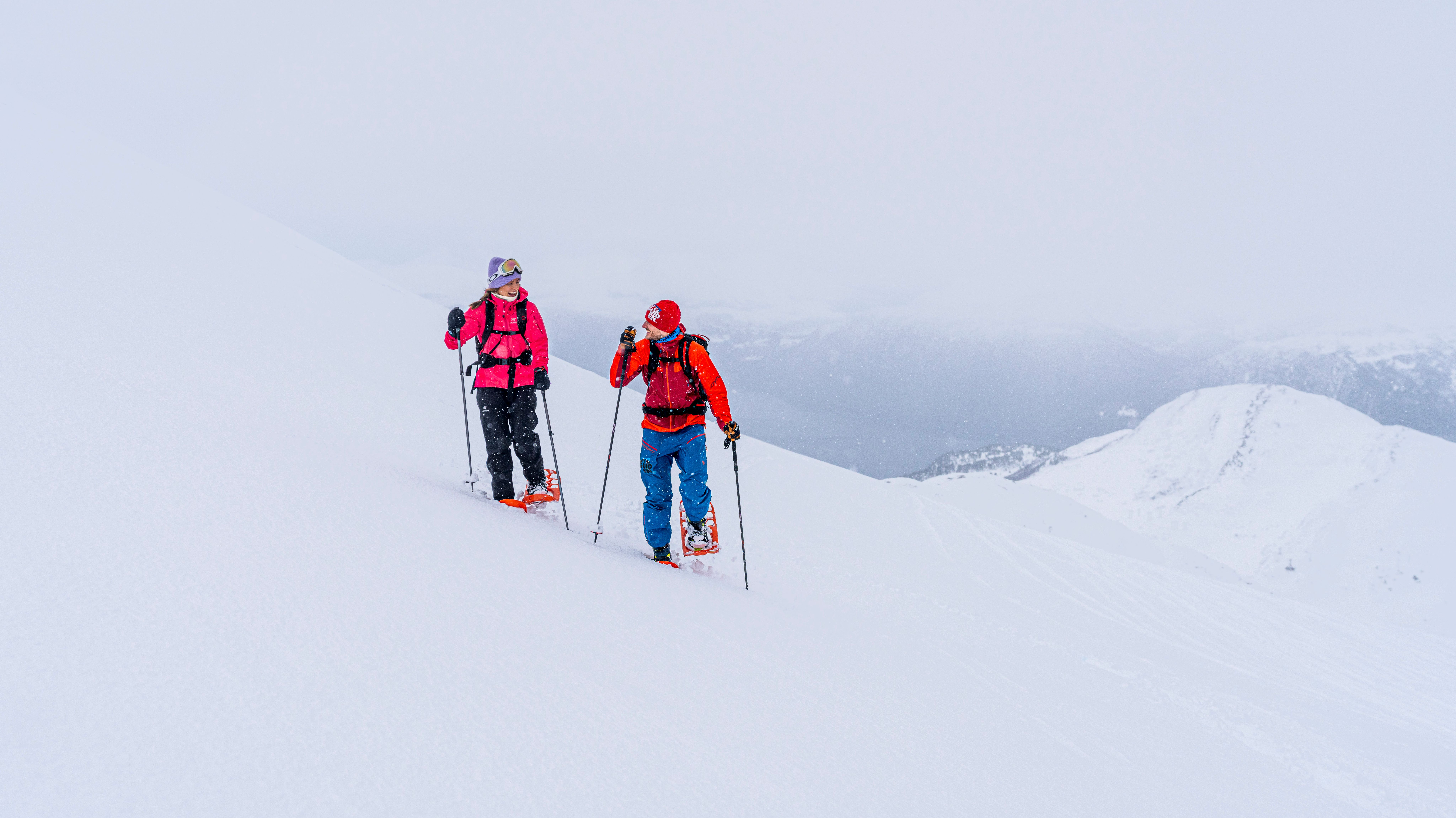 Two people snowshoeing at Strandafjellet