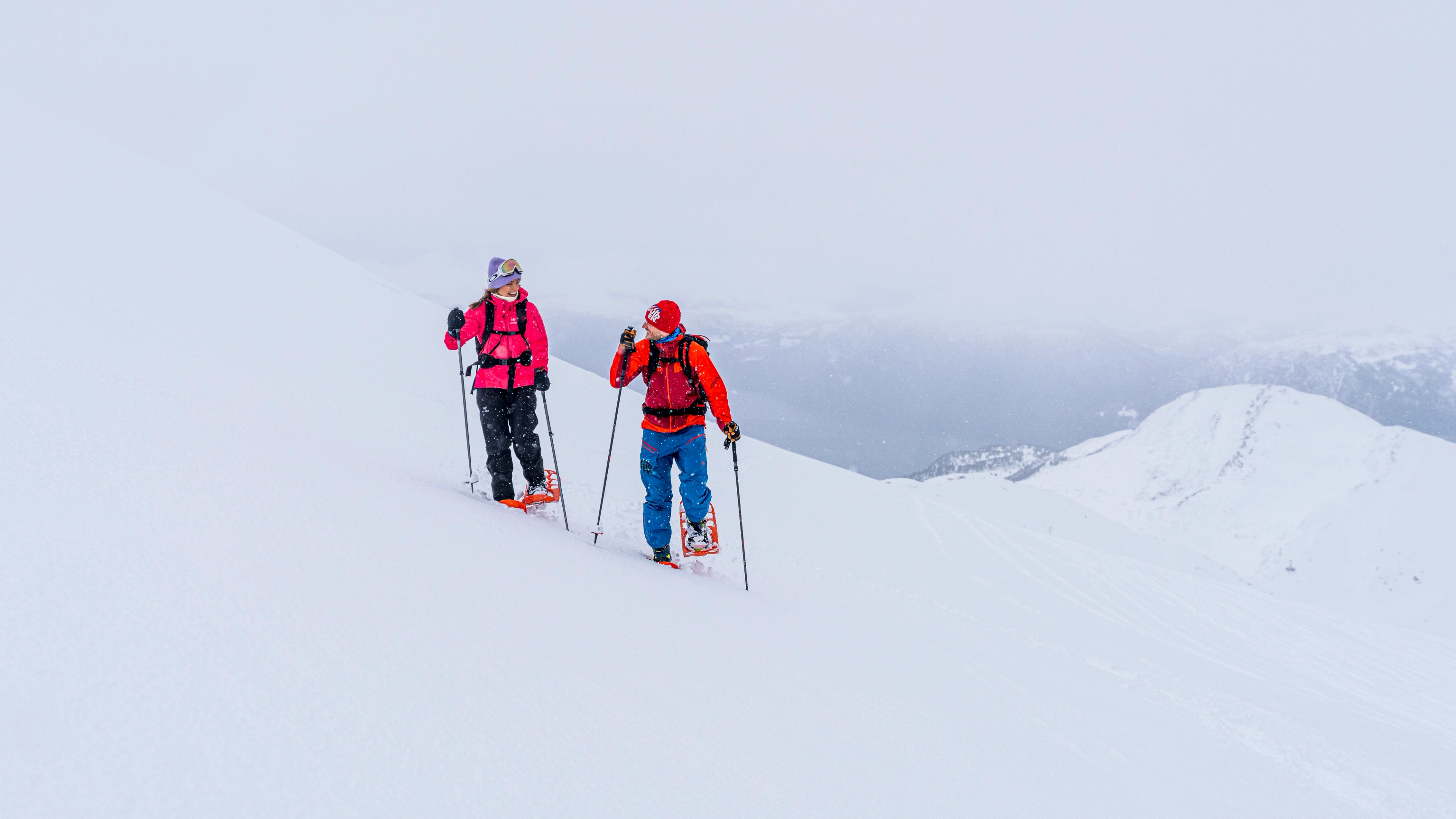 Two people snowshoeing at Strandafjellet