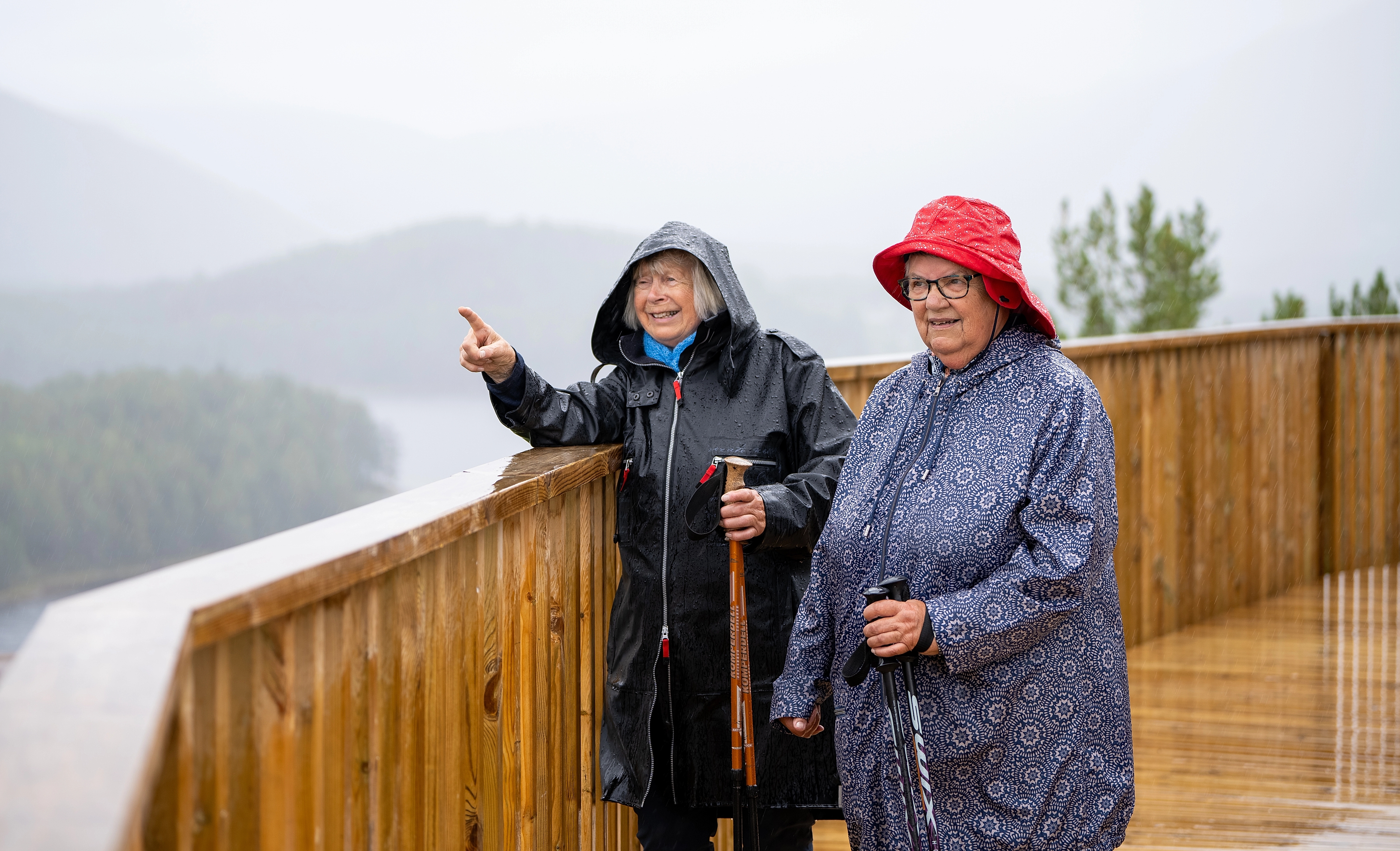 Two women in the Tretoppveien in Hamaren activity park in Fyresdal
