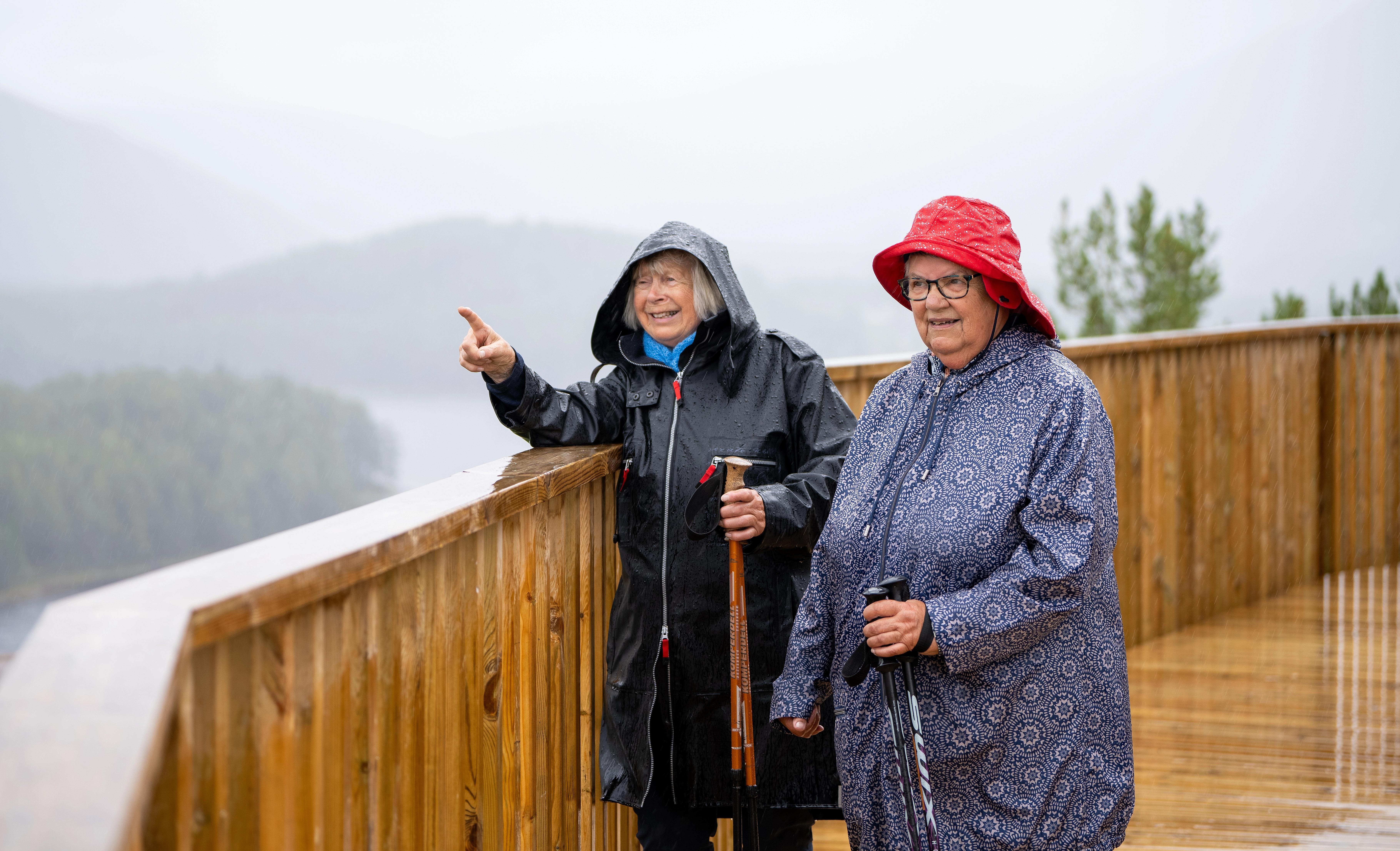 To eldre kvinner i Tretoppveien i Hamaren aktivitespark i Fyresdal, Telemark