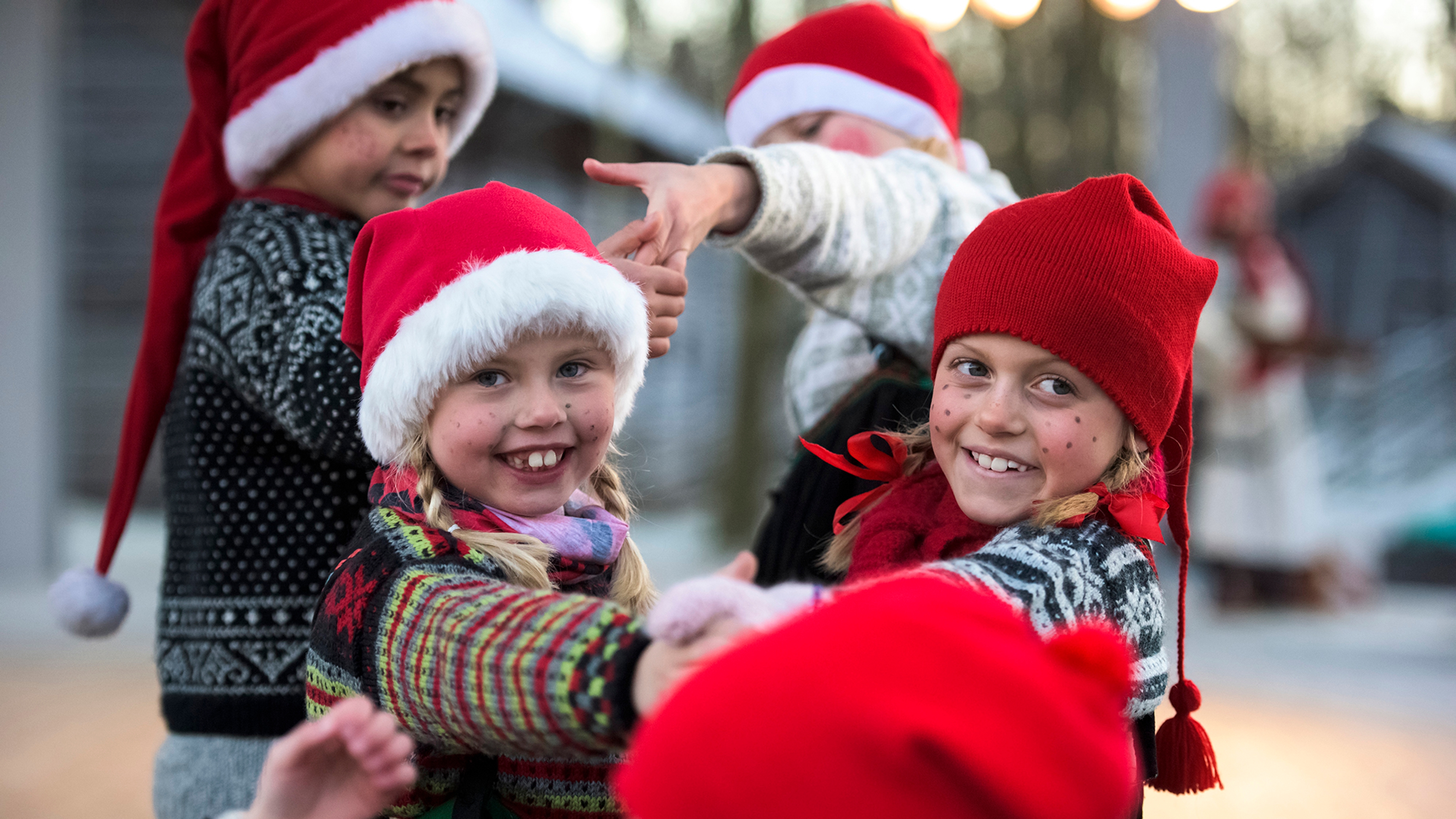 Barn ikledd nisselue på Norsk Folkemuseum i Oslo