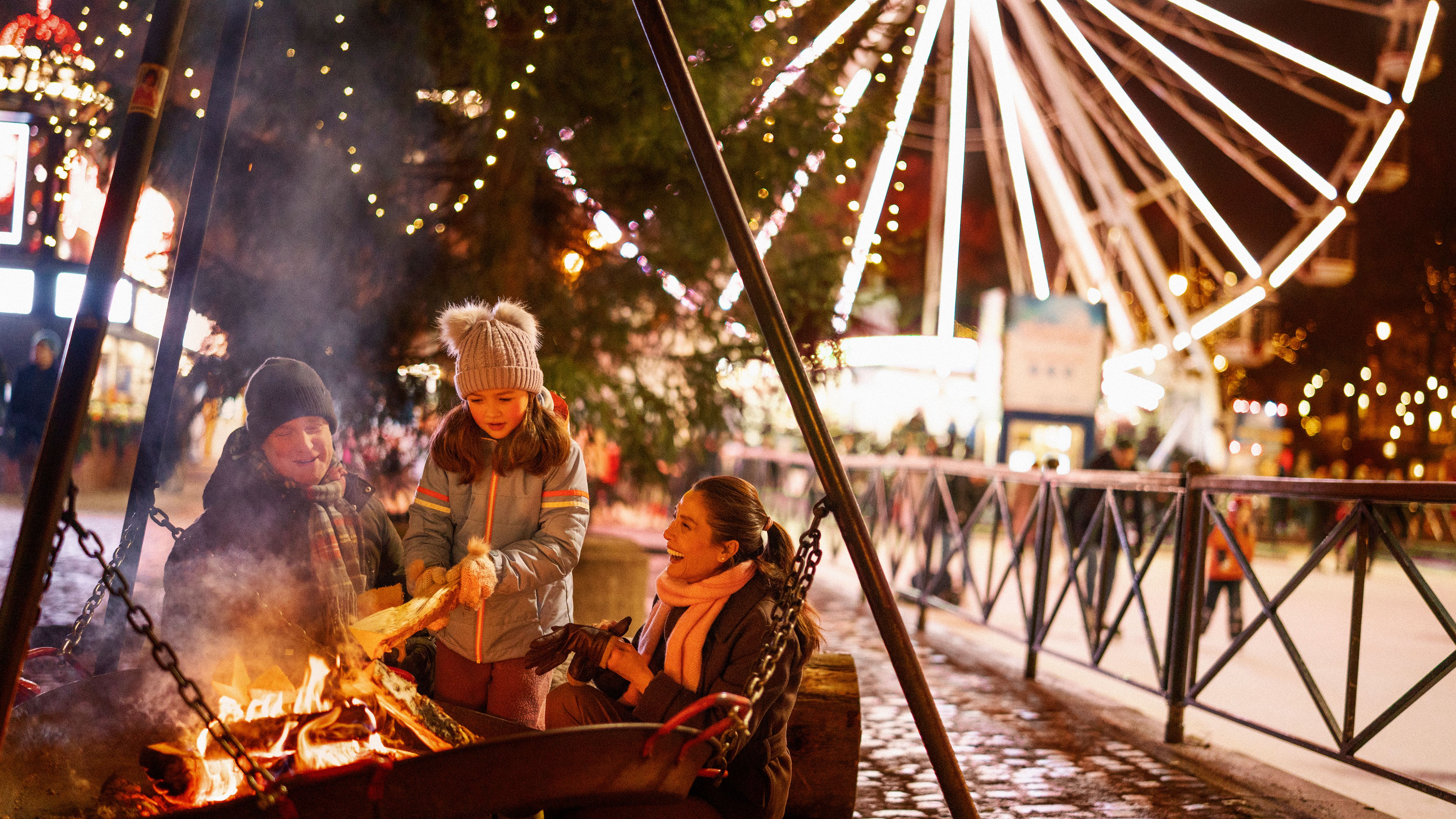 A family at Oslo Christmas market by the fire