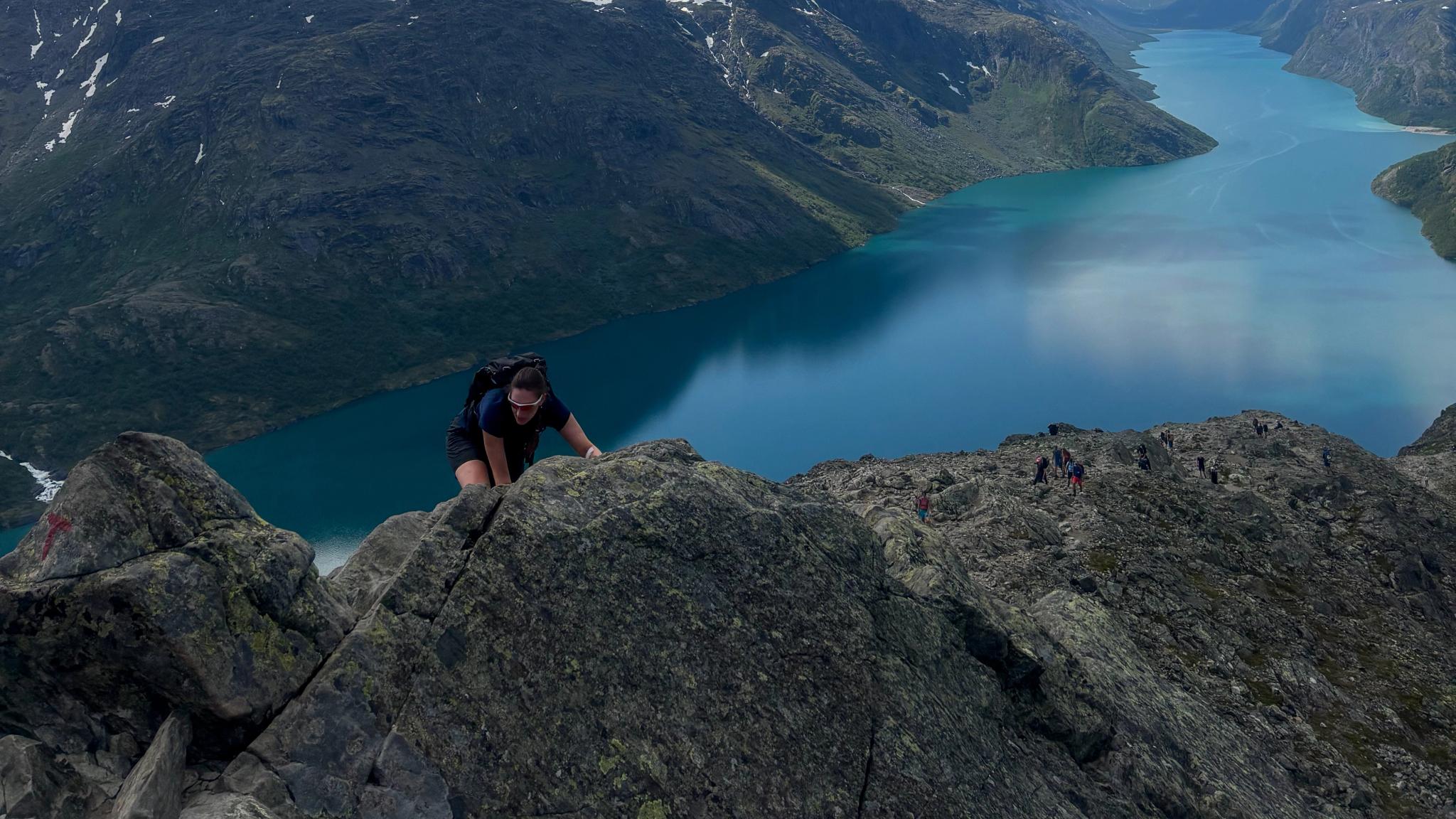 En kvinne går Besseggen i Jotunheimen