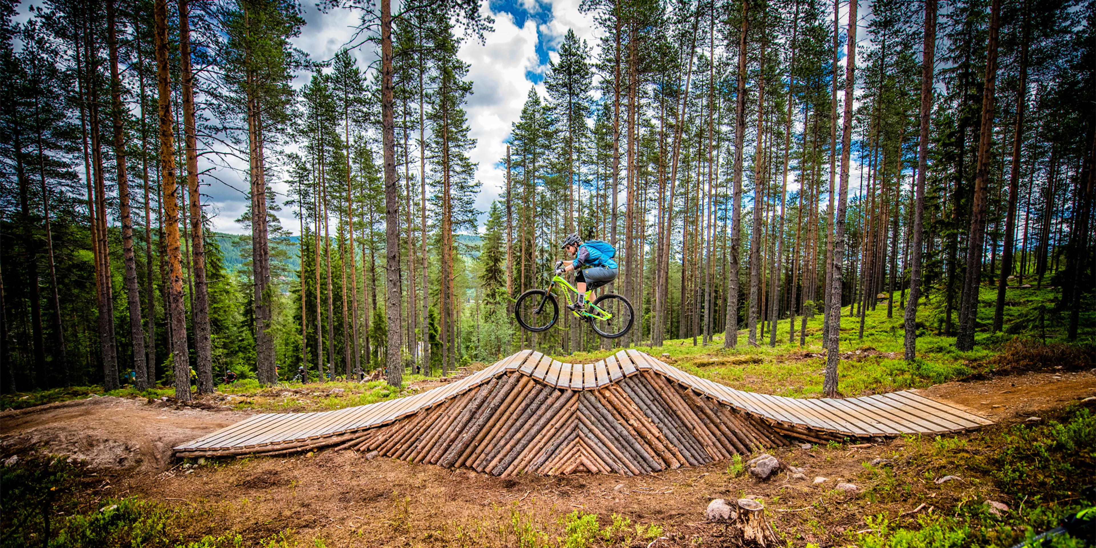 En person på mountainbike i Trysils cykelpark i östra Norge